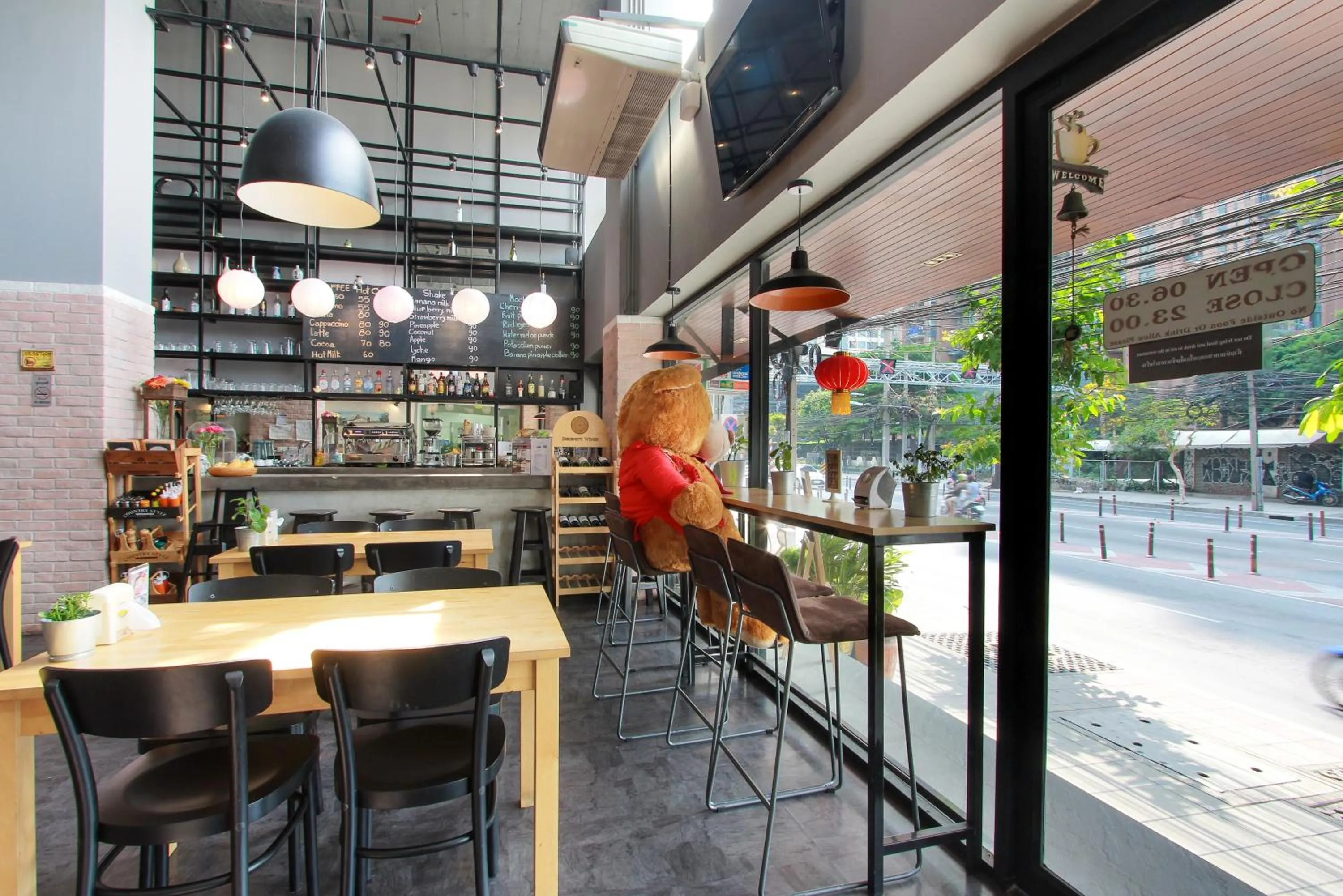 Restaurant/places to eat in D Varee Xpress Makkasan Hotel