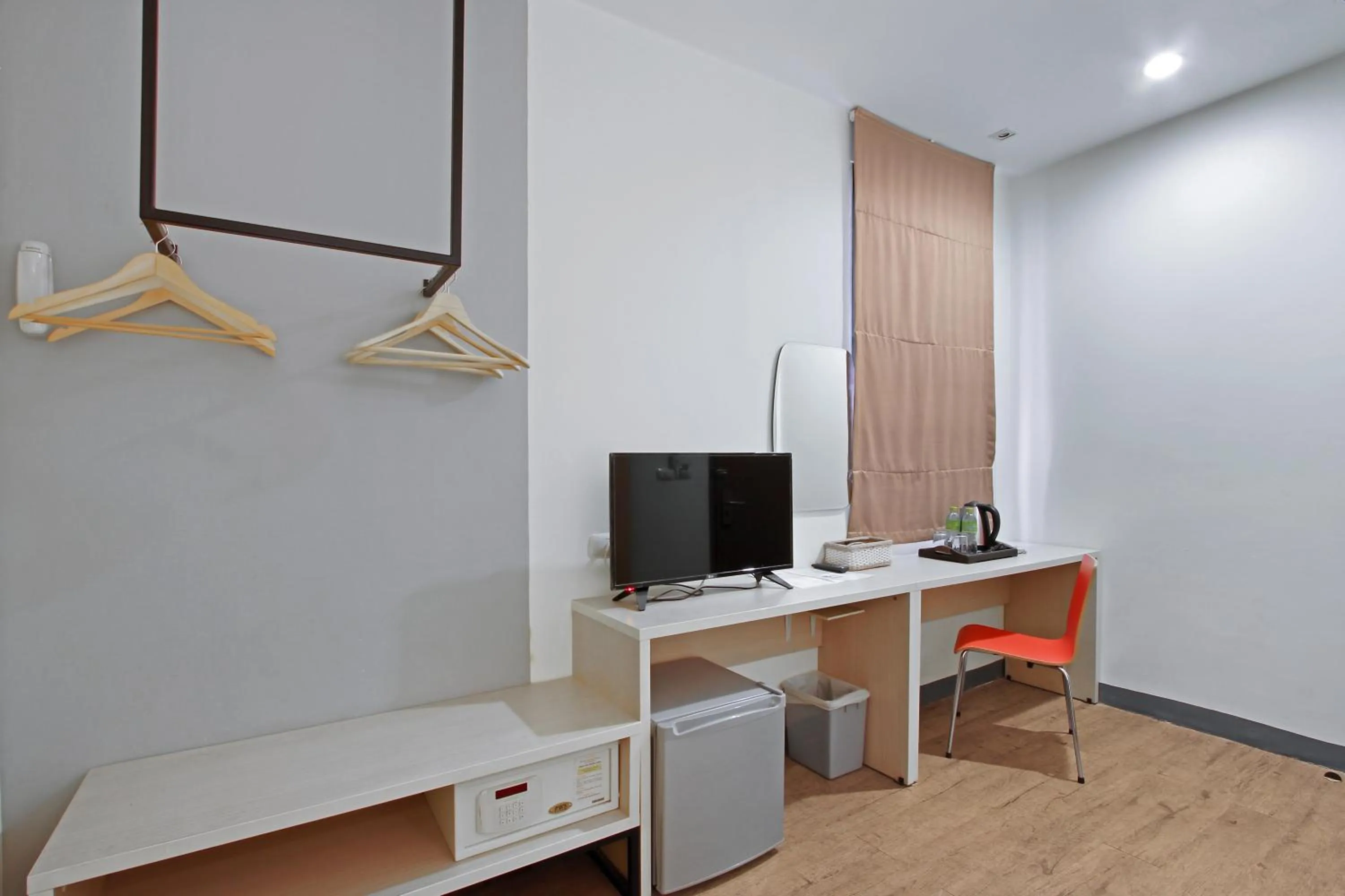 Bedroom, TV/Entertainment Center in D Varee Xpress Makkasan Hotel