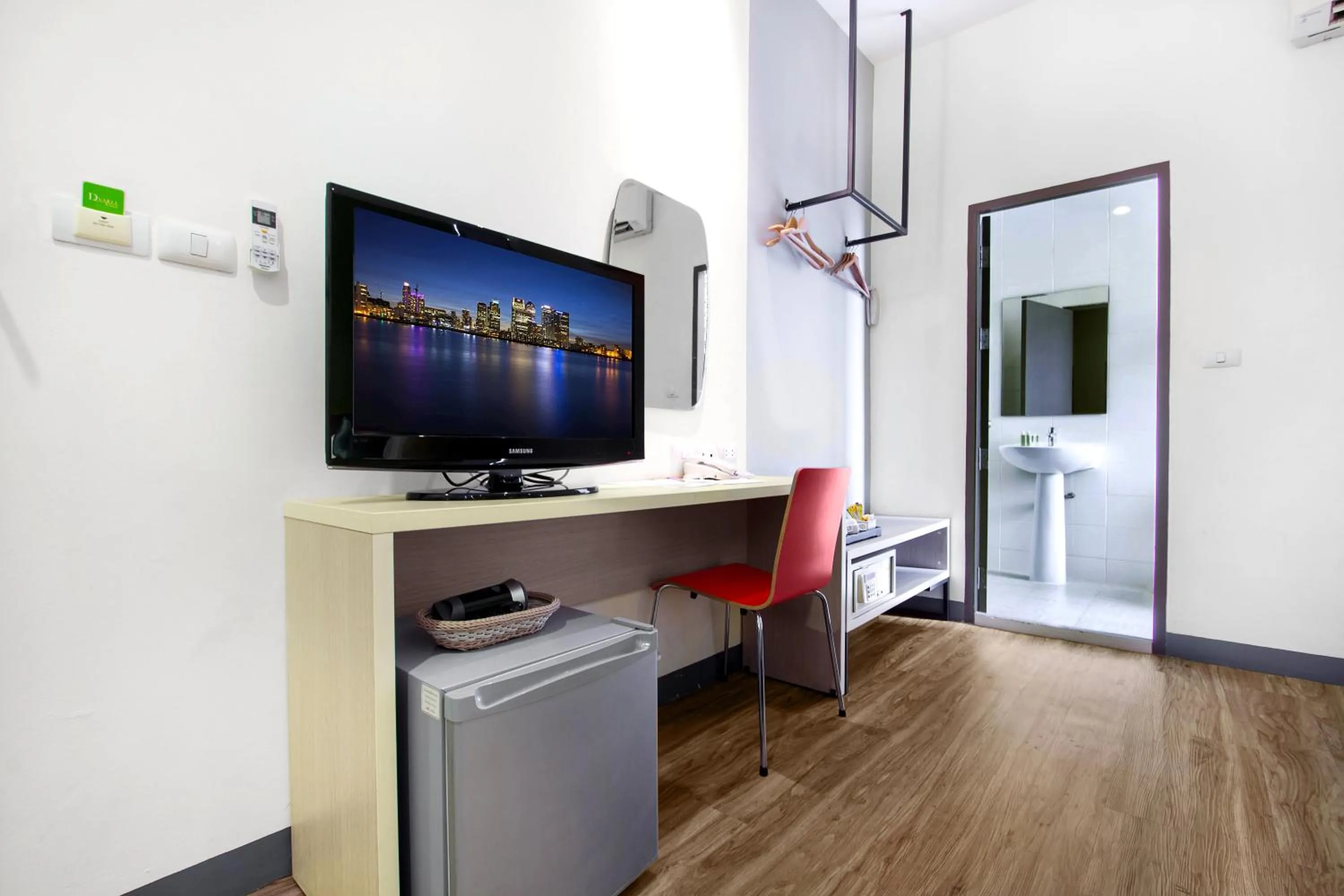 Bedroom, TV/Entertainment Center in D Varee Xpress Makkasan Hotel