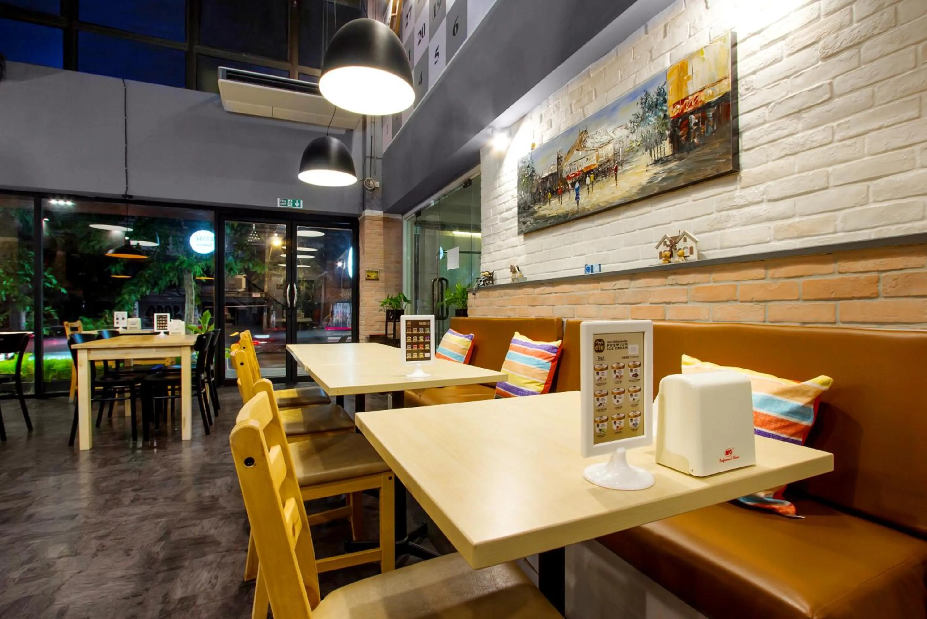 Restaurant/Places to Eat in D Varee Xpress Makkasan Hotel