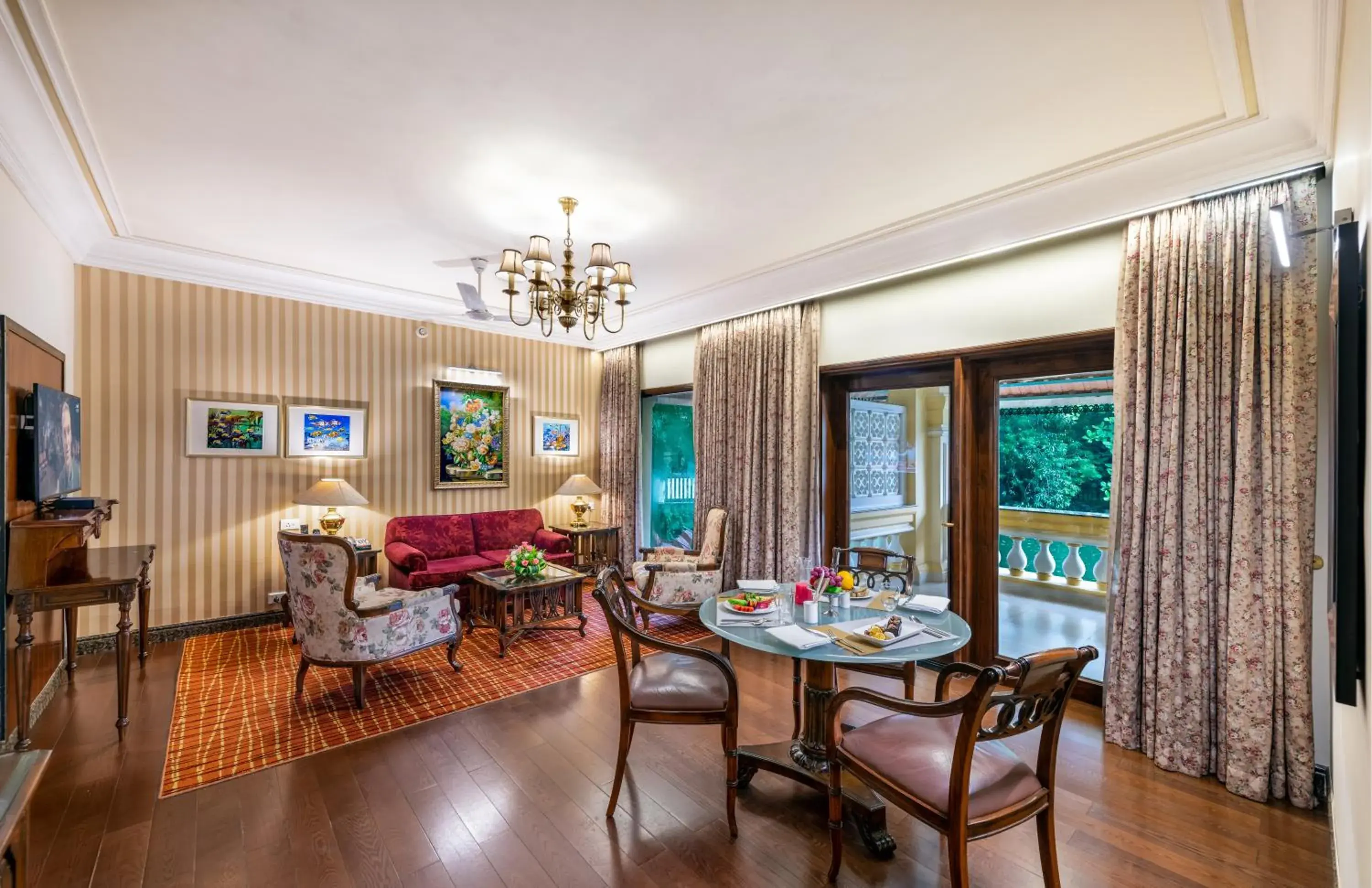 Deluxe Suite - single occupancy in Mayfair Lagoon Deluxe Suite - single occupancy in Mayfair Lagoon