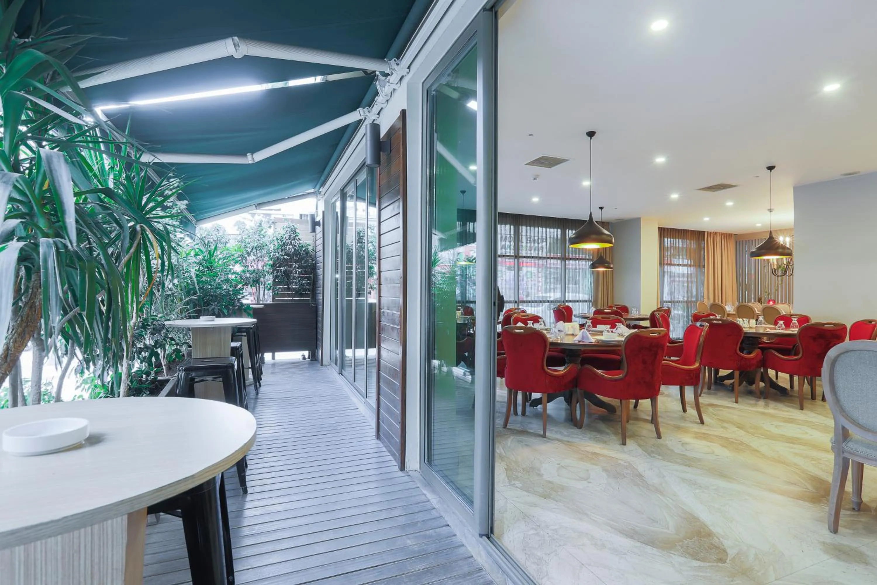 Restaurant/places to eat in Nobel Hotel