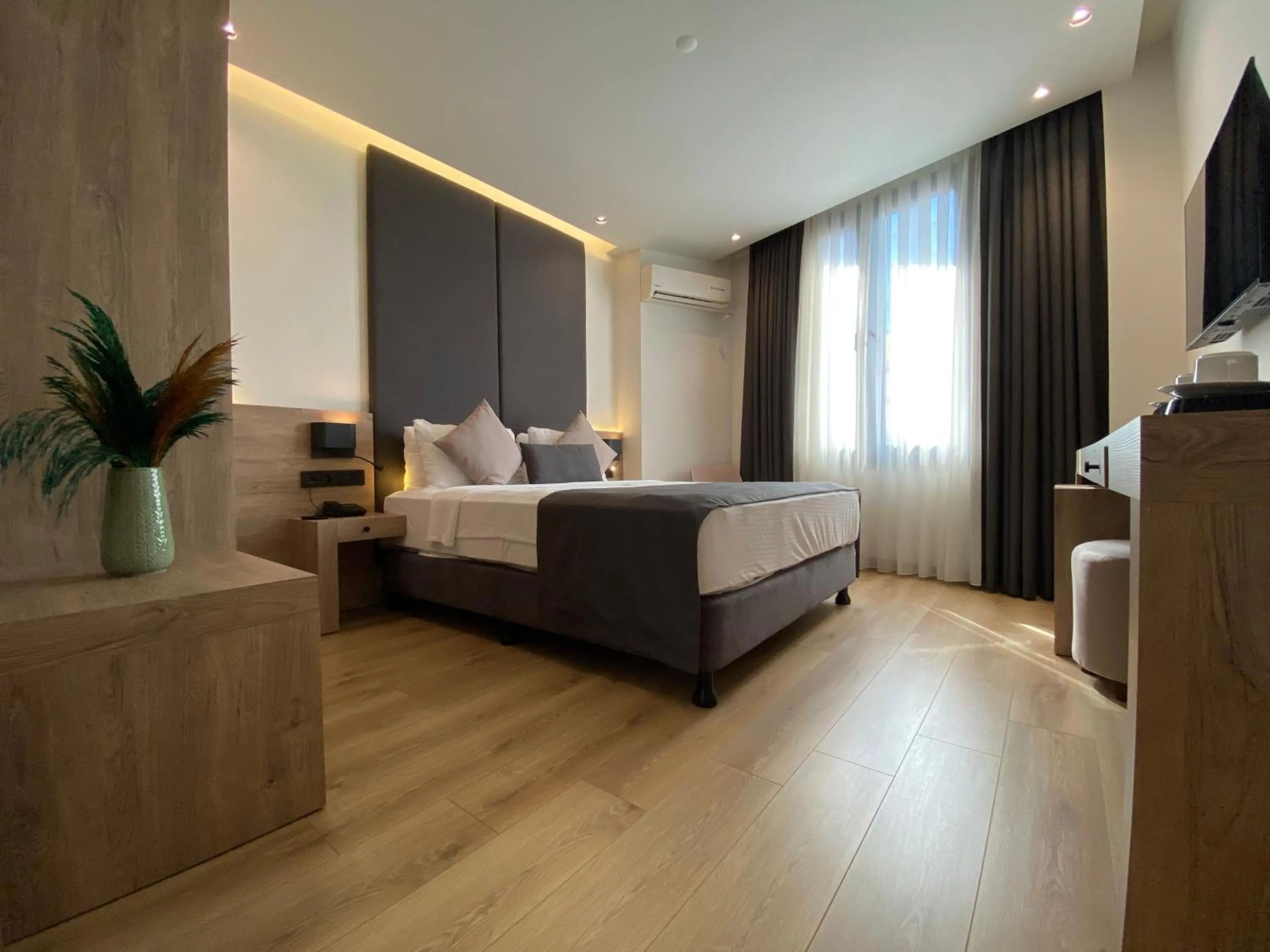 Photo of the whole room, Bed in Nobel Hotel