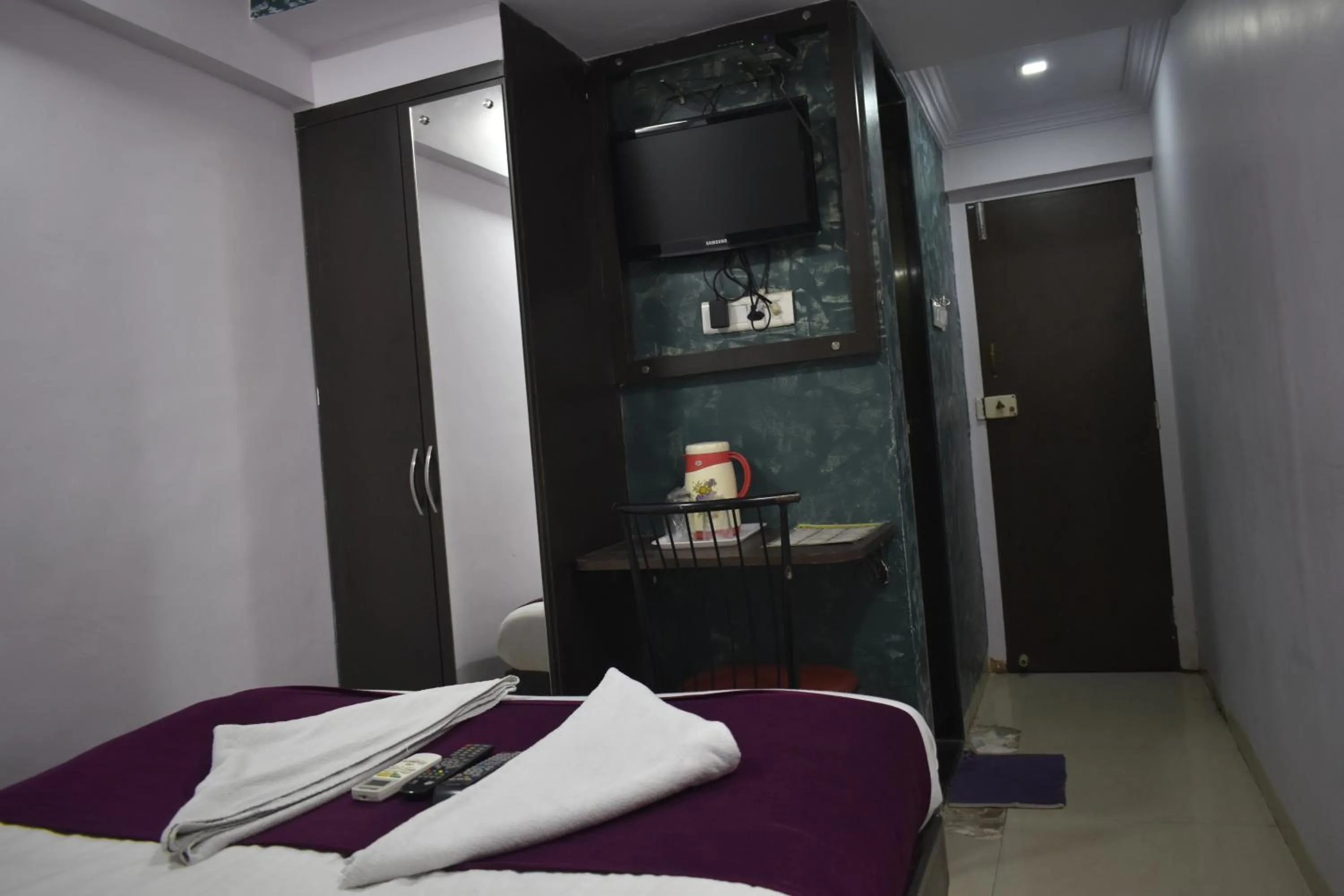 Bedroom, Bed in Hotel Arma Court - Near US Embassy, BKC