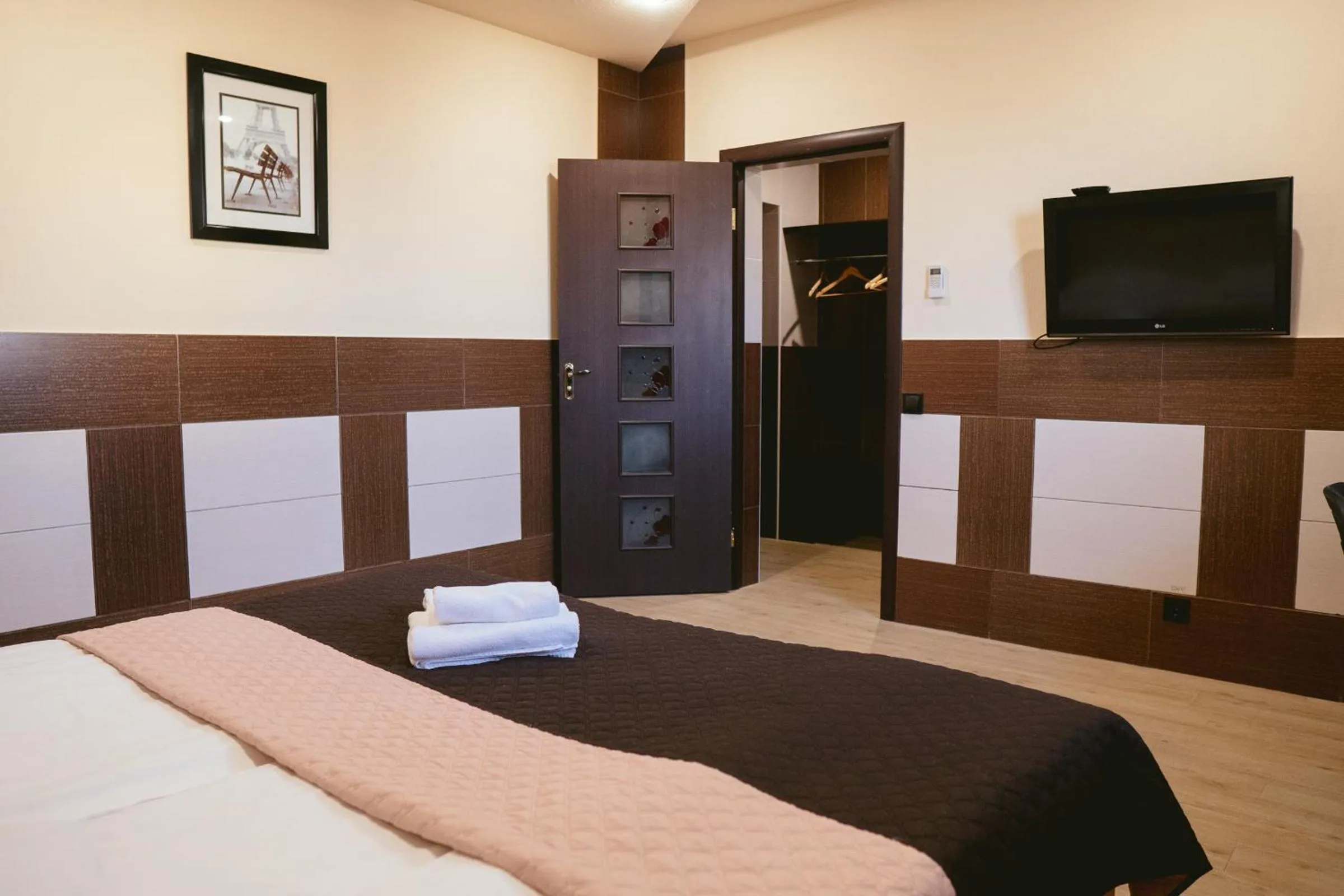 Photo of the whole room, Bed in Korona Hotel