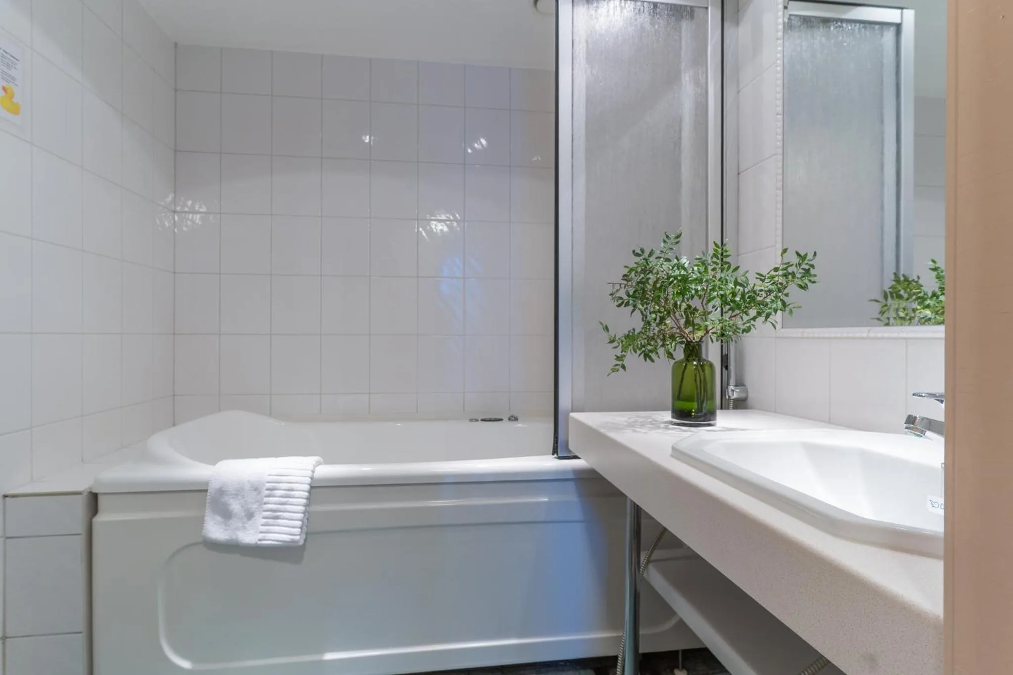 Shower in Hotel Fjalar