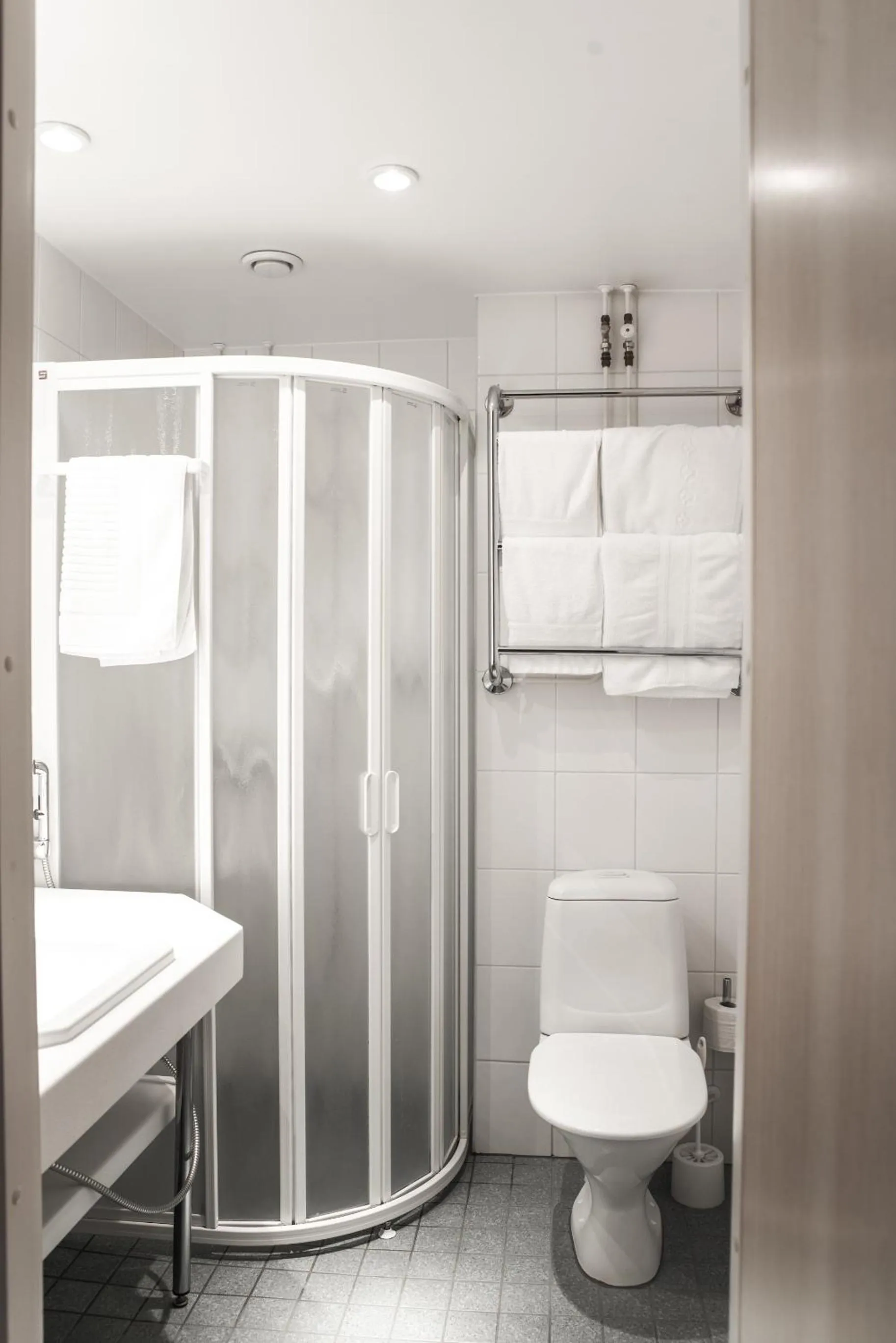 Shower in Hotel Fjalar