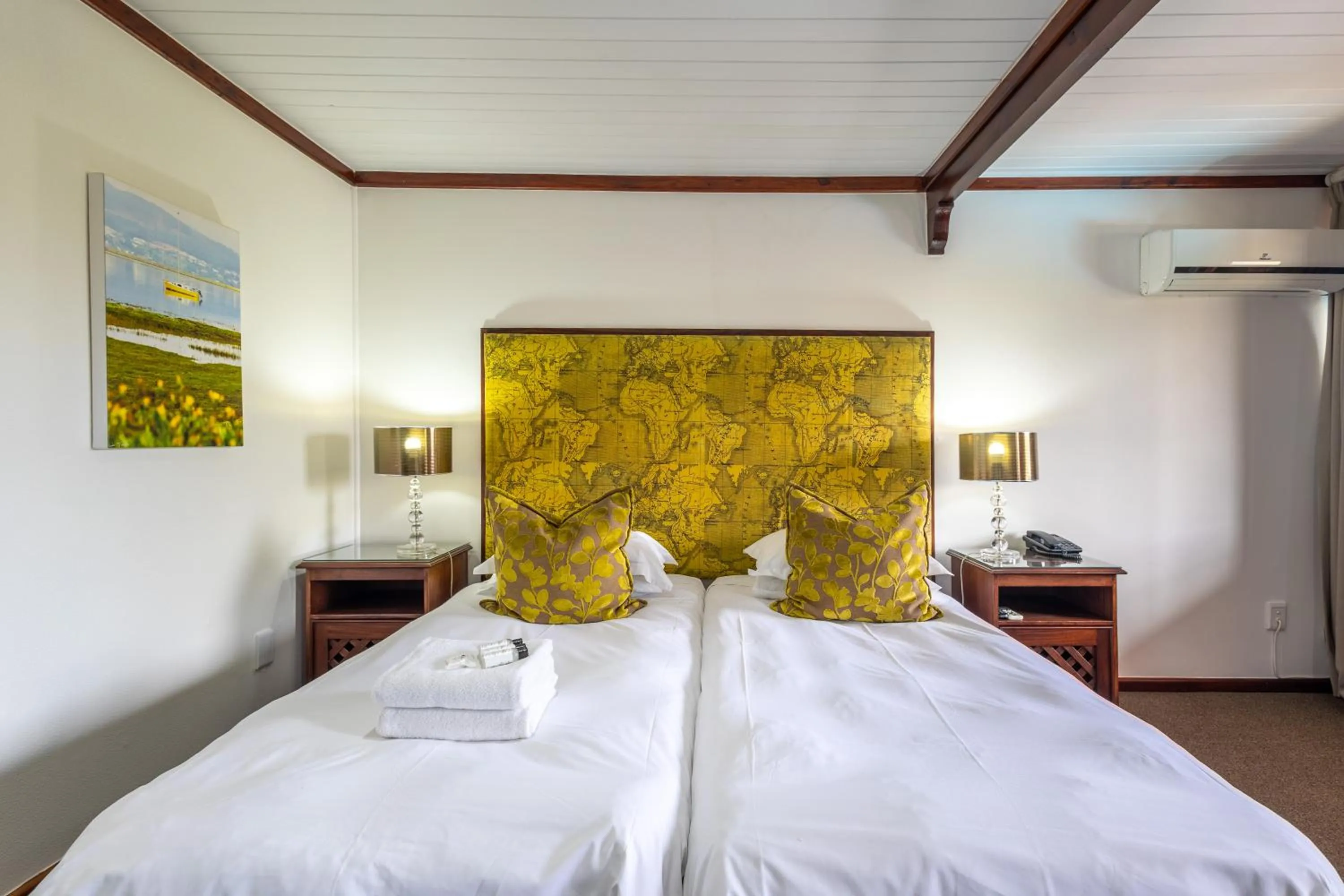 Bedroom, Bed in Knysna Log-Inn Hotel