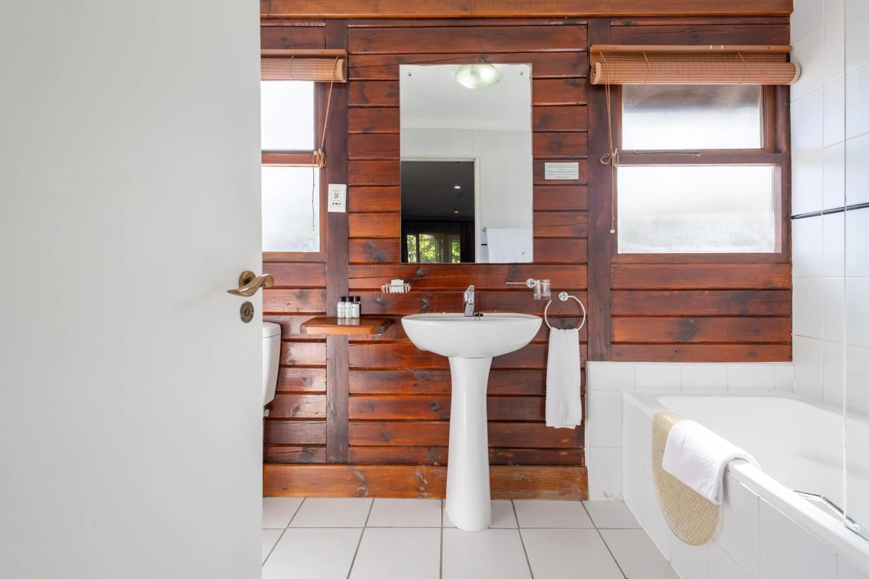 Bathroom in Knysna Log-Inn Hotel