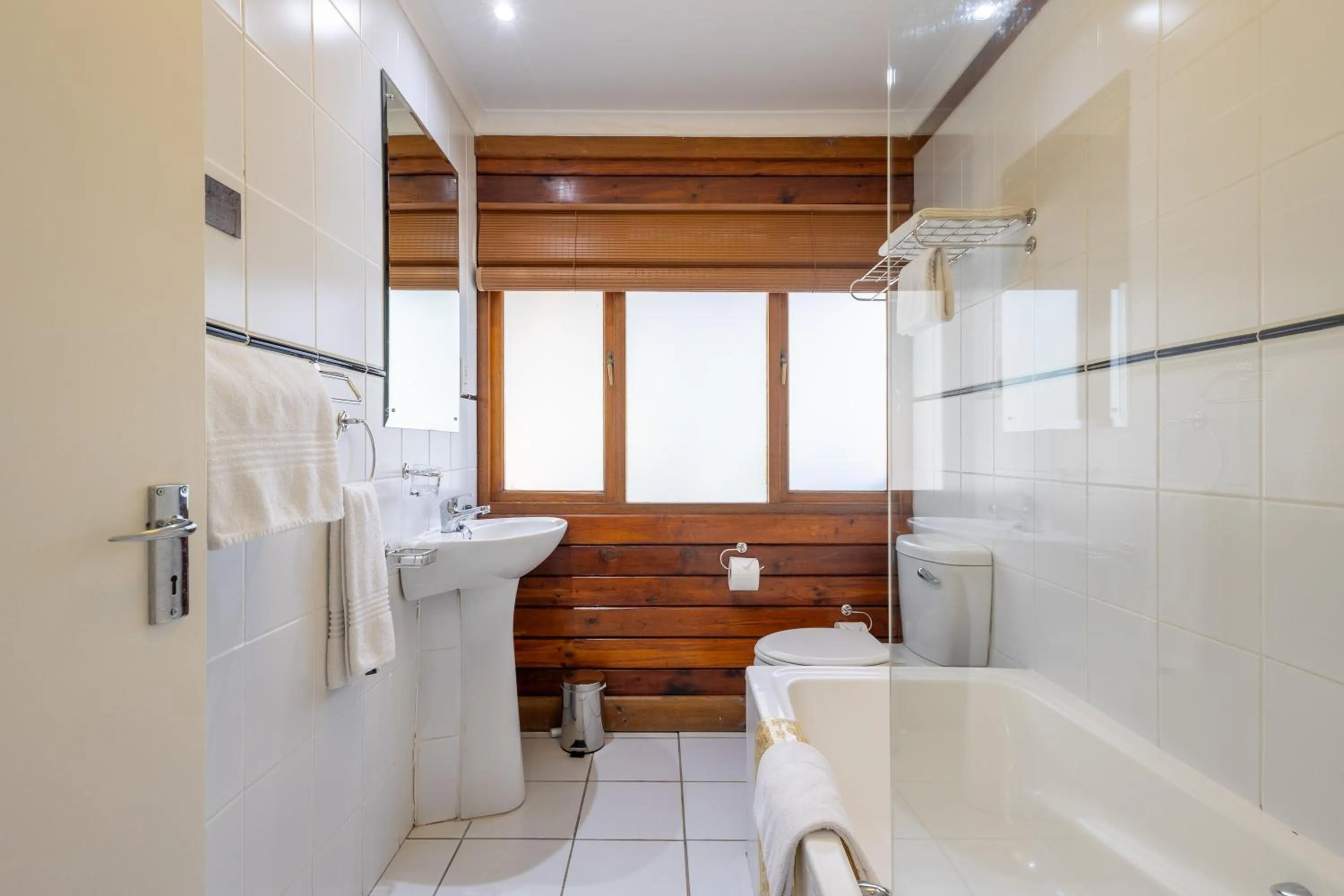 Bathroom in Knysna Log-Inn Hotel