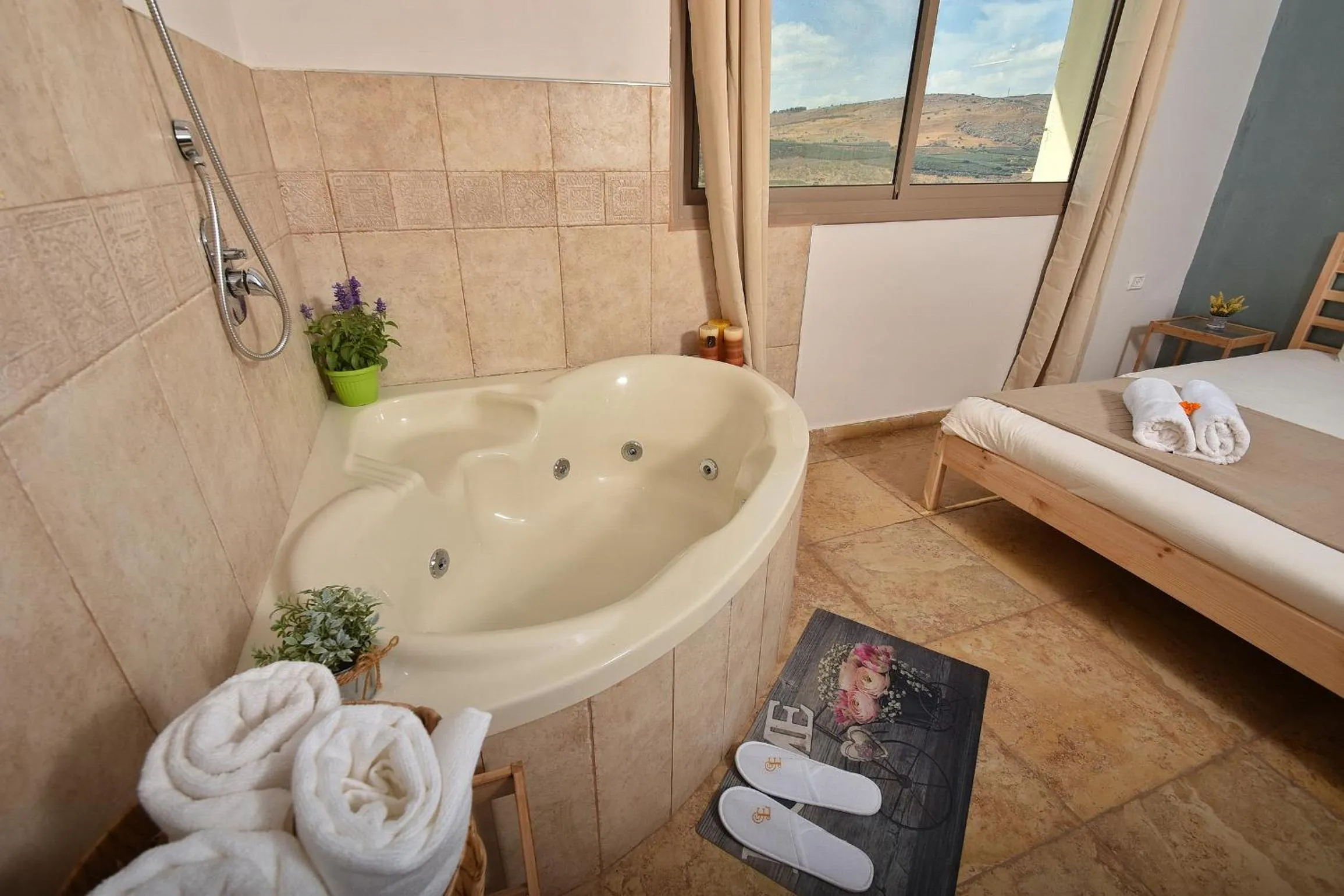 Hot Tub in Zug Yonim