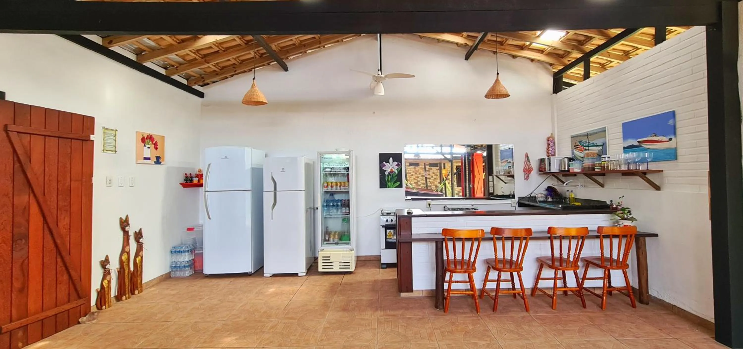 Communal kitchen in Pousada Areias do Embaú