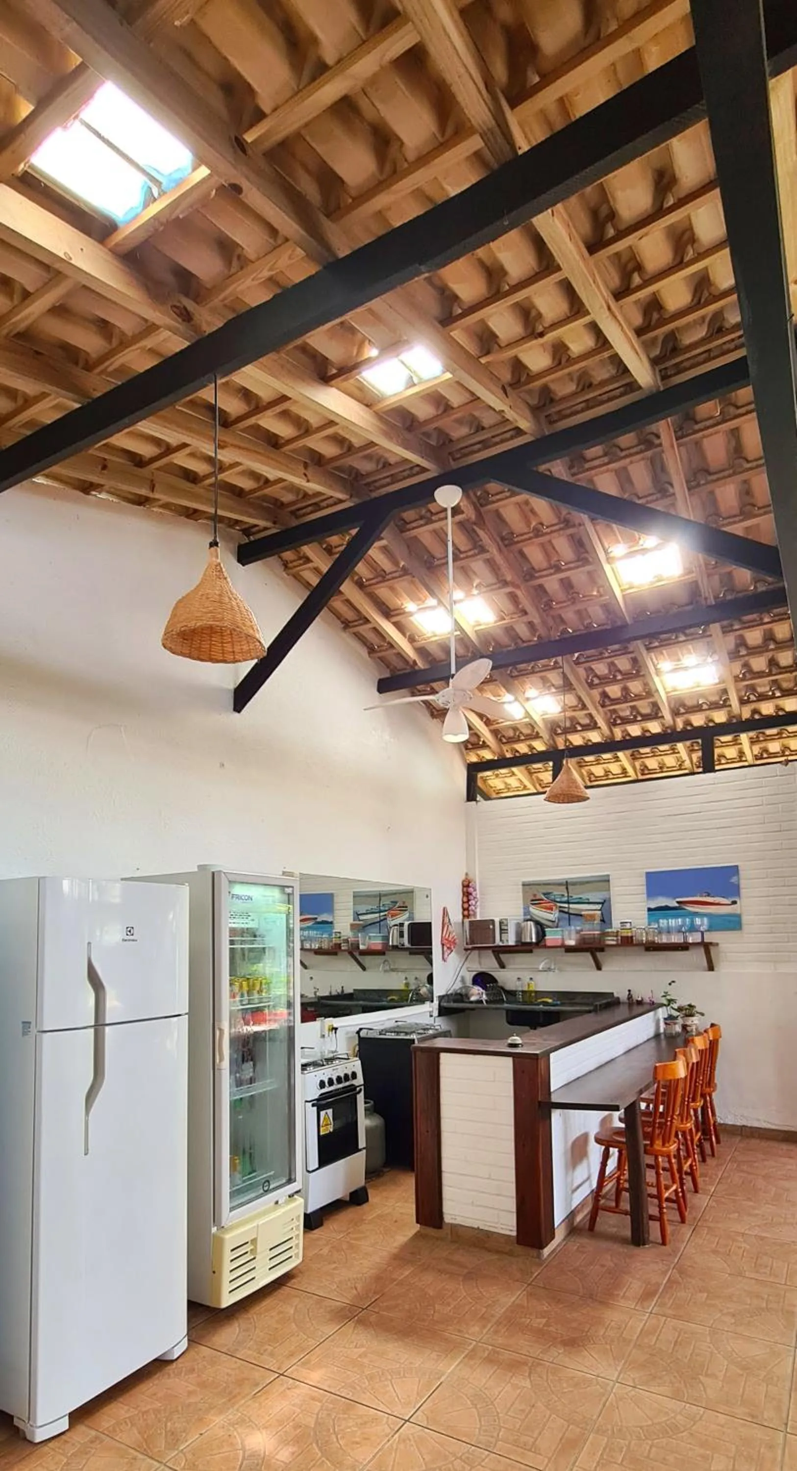 Communal kitchen in Pousada Areias do Embaú