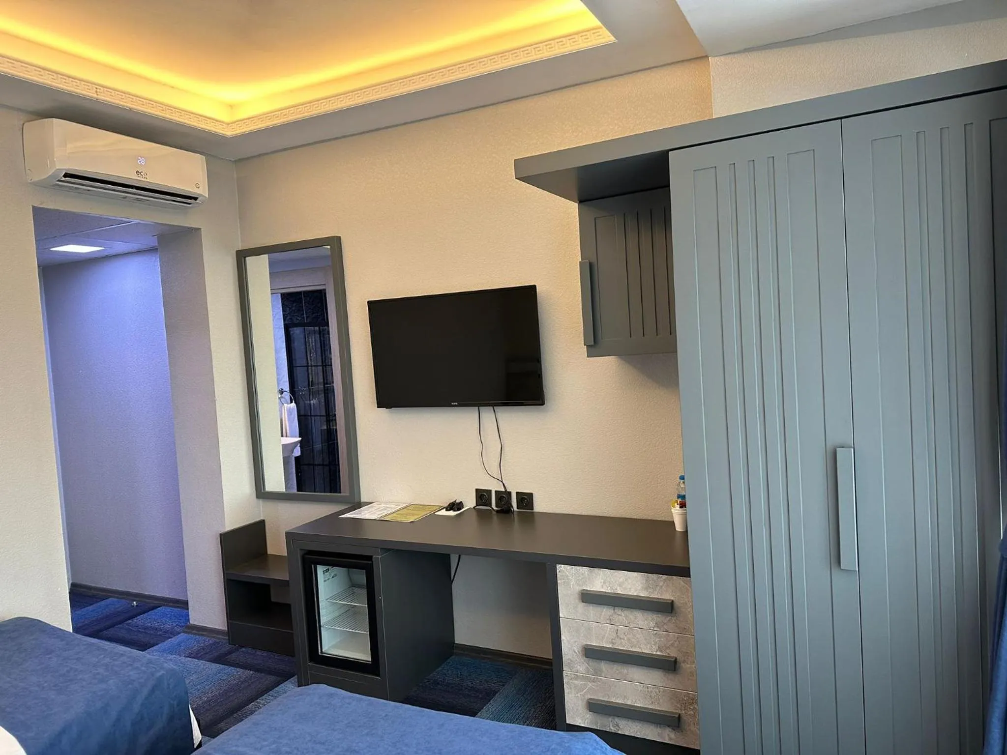 Communal lounge/ TV room in My House Otel