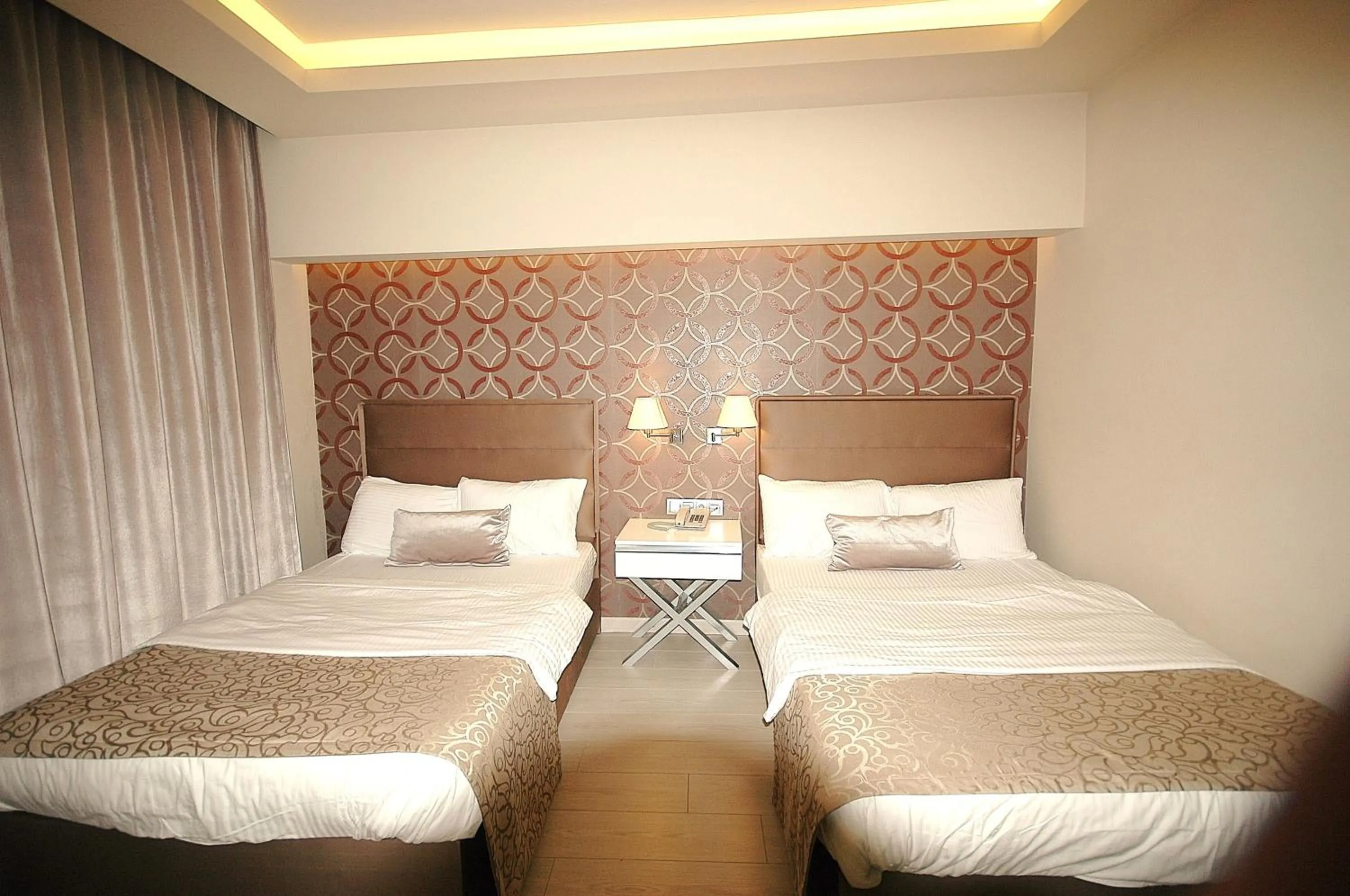 Photo of the whole room, Bed in Kent Hotel