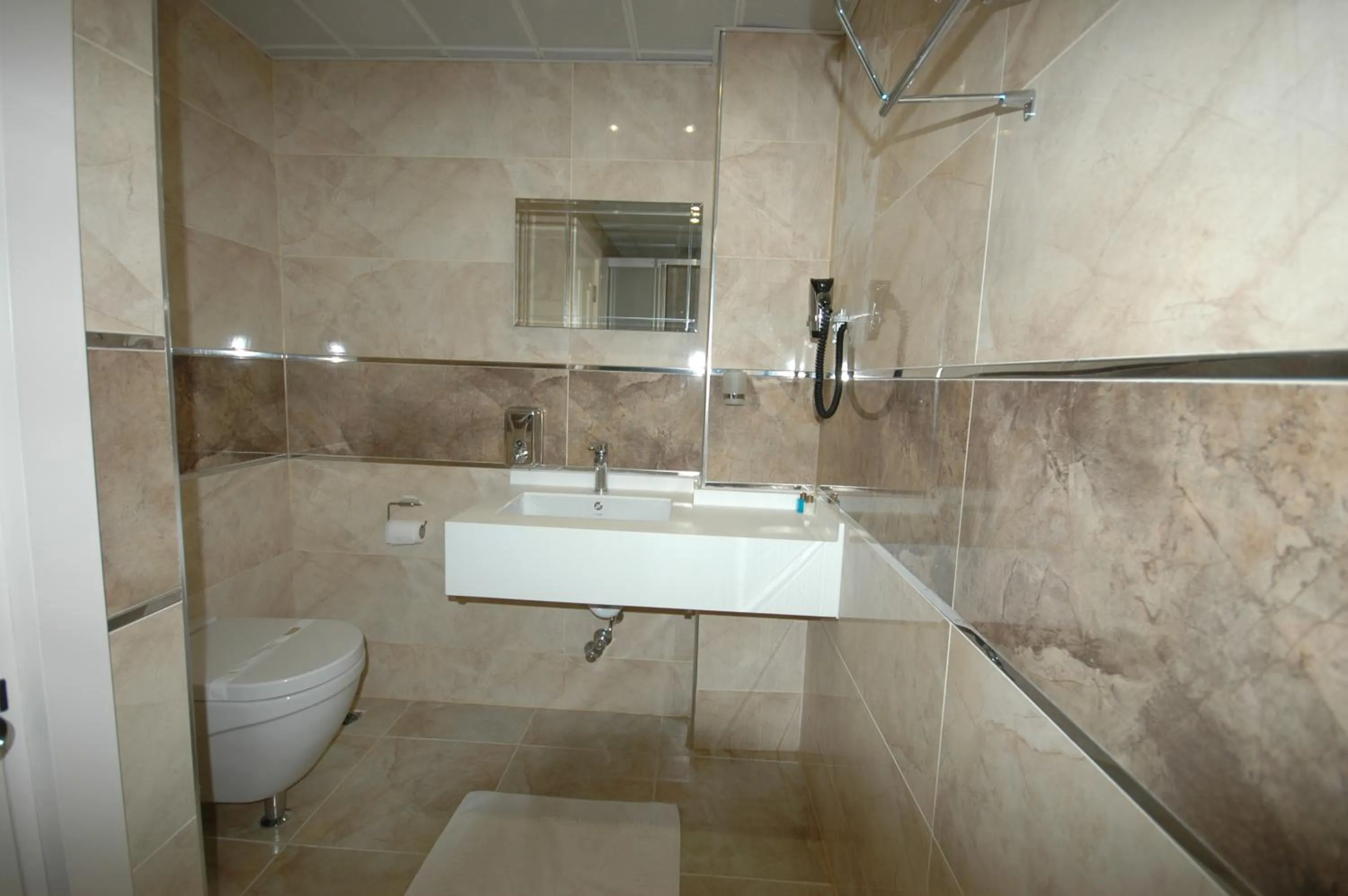 Toilet in Kent Hotel