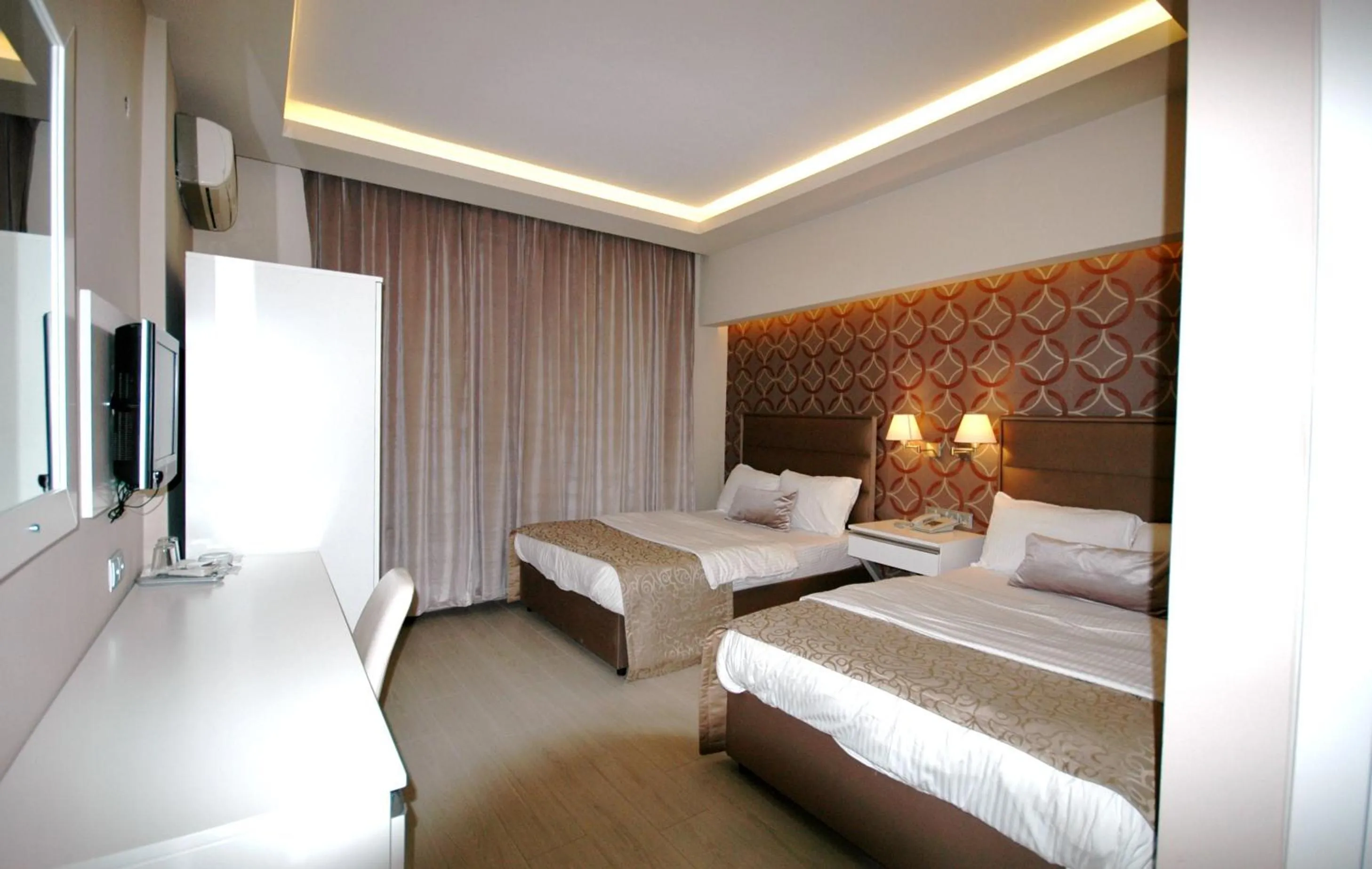 Photo of the whole room, Bed in Kent Hotel