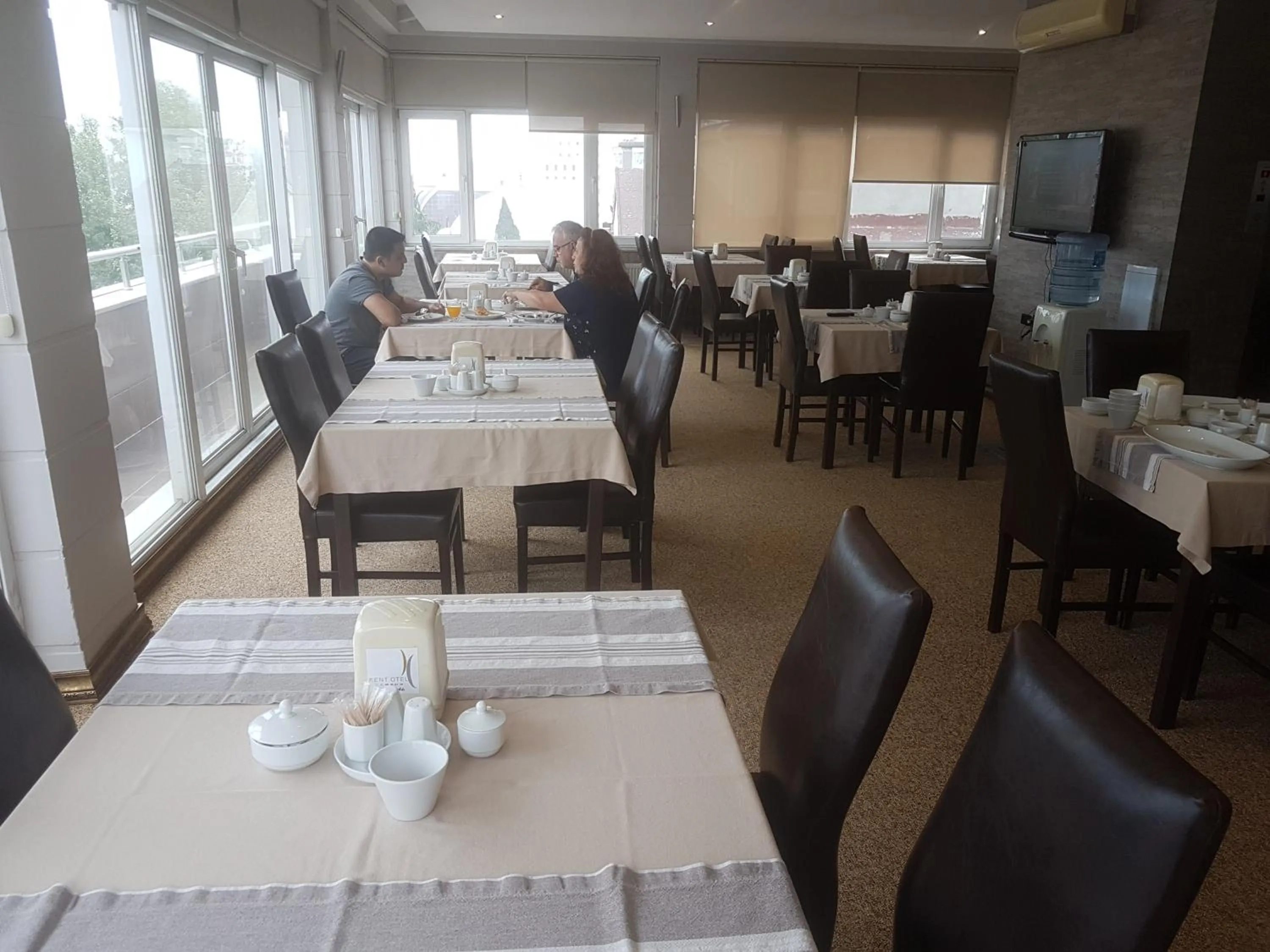 Restaurant/places to eat in Kent Hotel