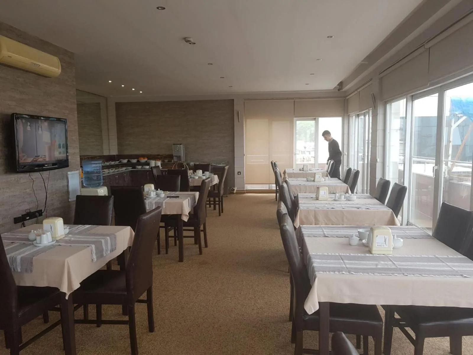 Restaurant/places to eat in Kent Hotel