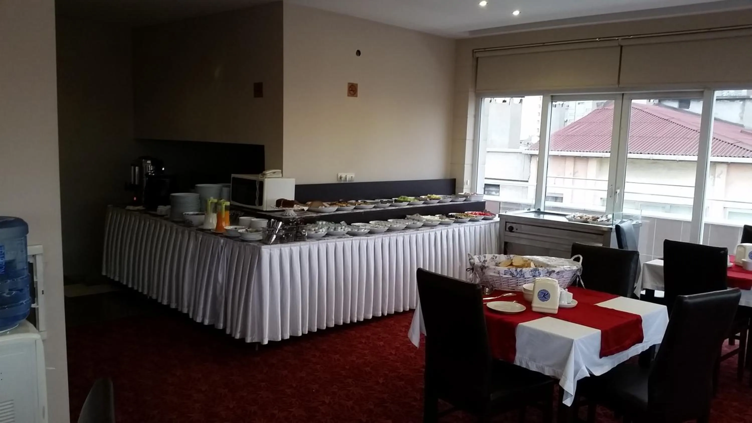 Restaurant/places to eat in Kent Hotel