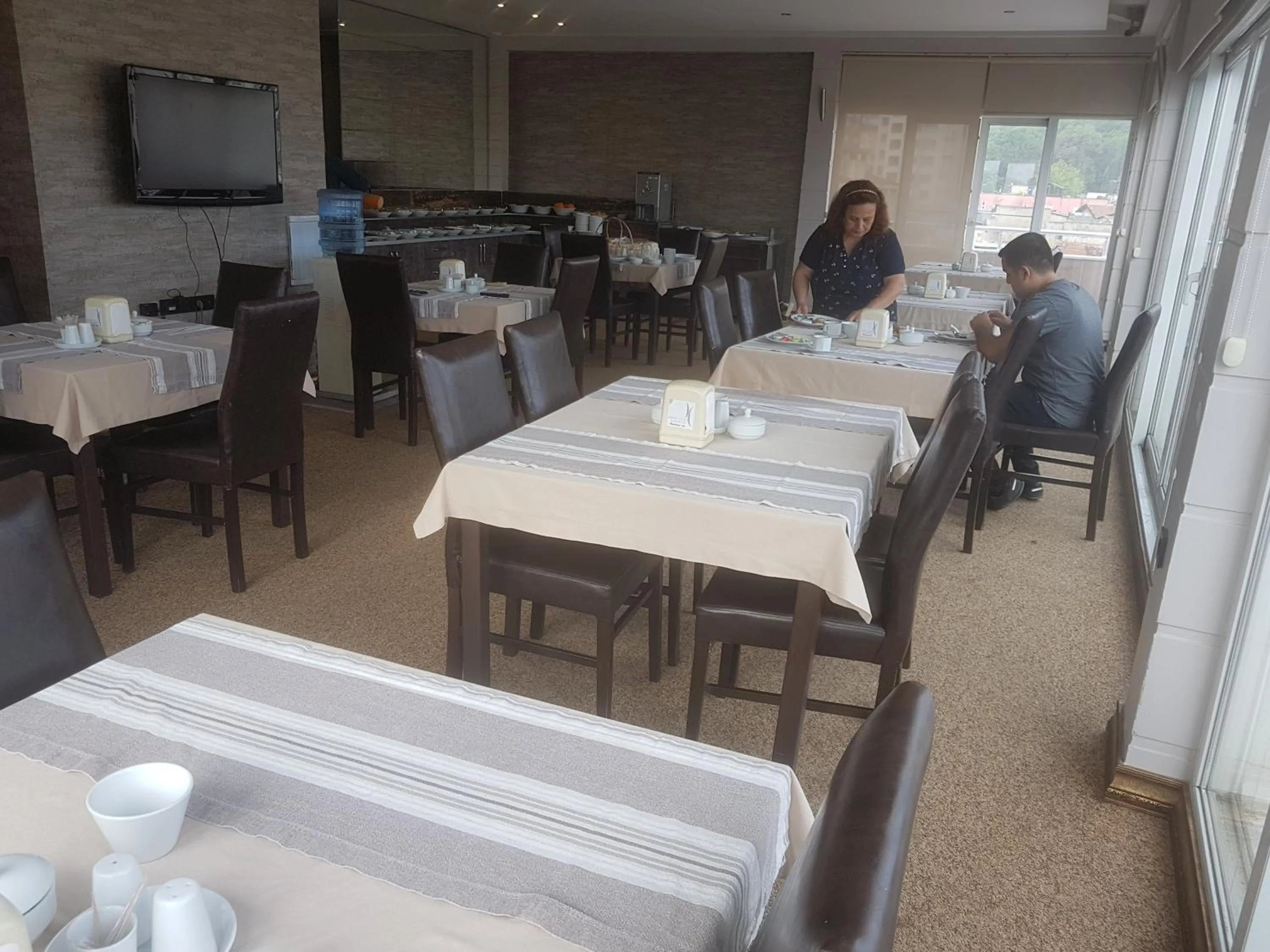 Restaurant/places to eat in Kent Hotel