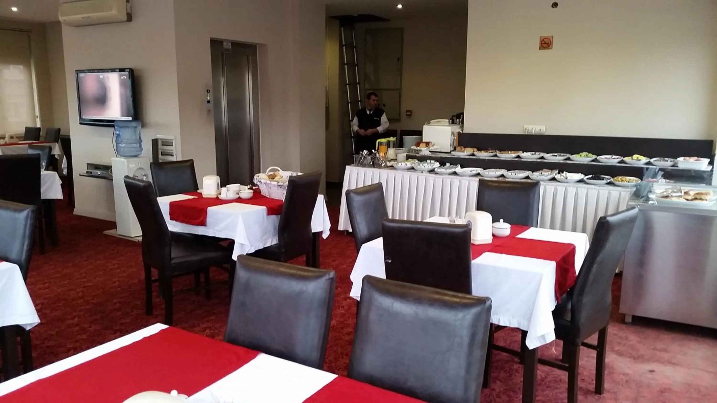 Restaurant/places to eat in Kent Hotel