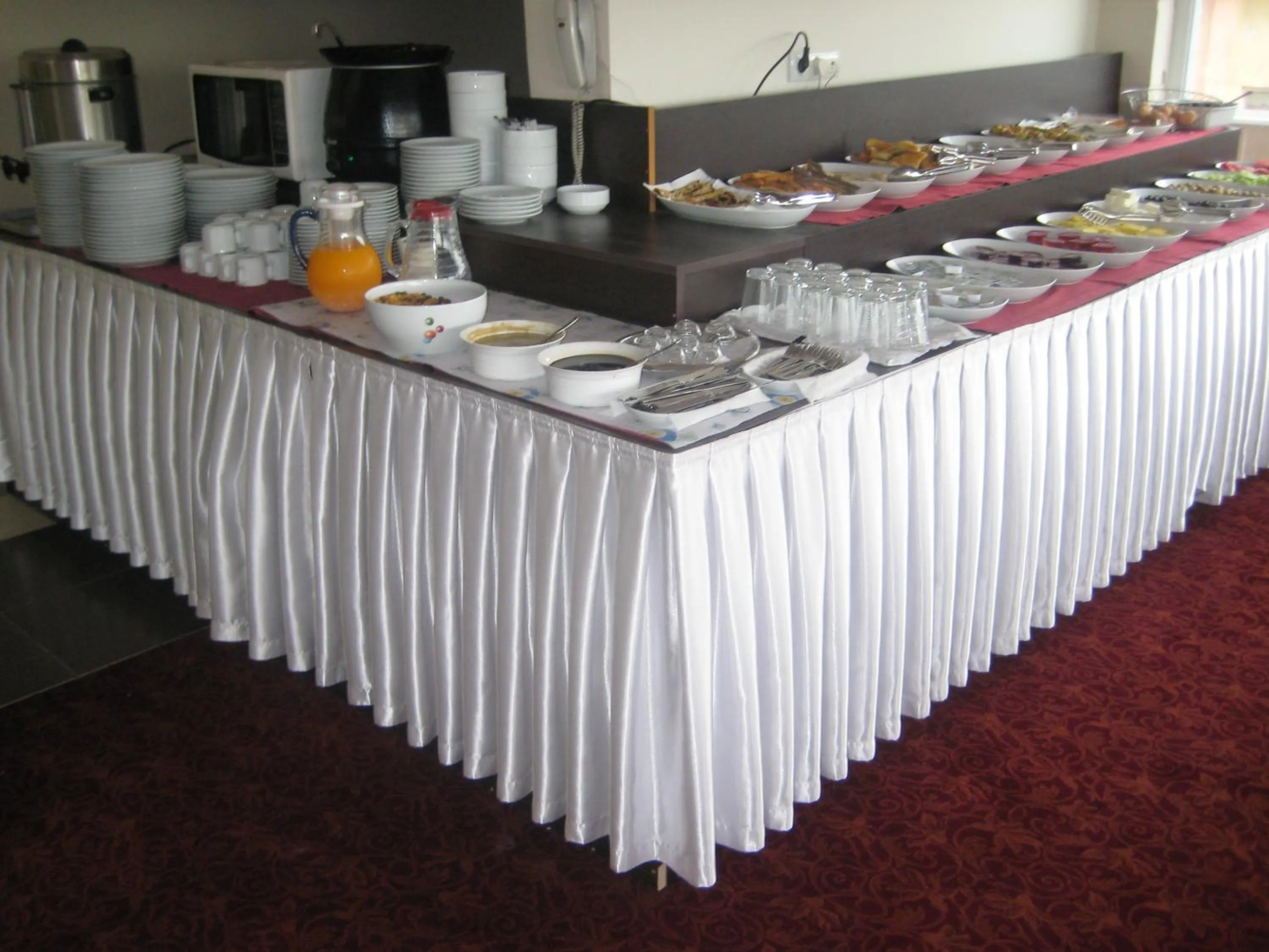 Restaurant/places to eat in Kent Hotel