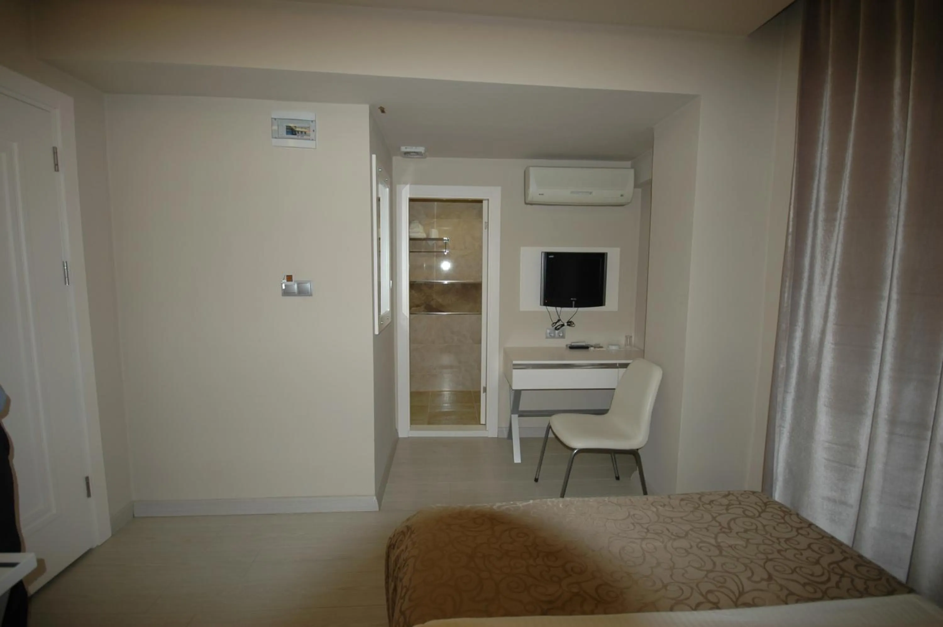 Photo of the whole room in Kent Hotel