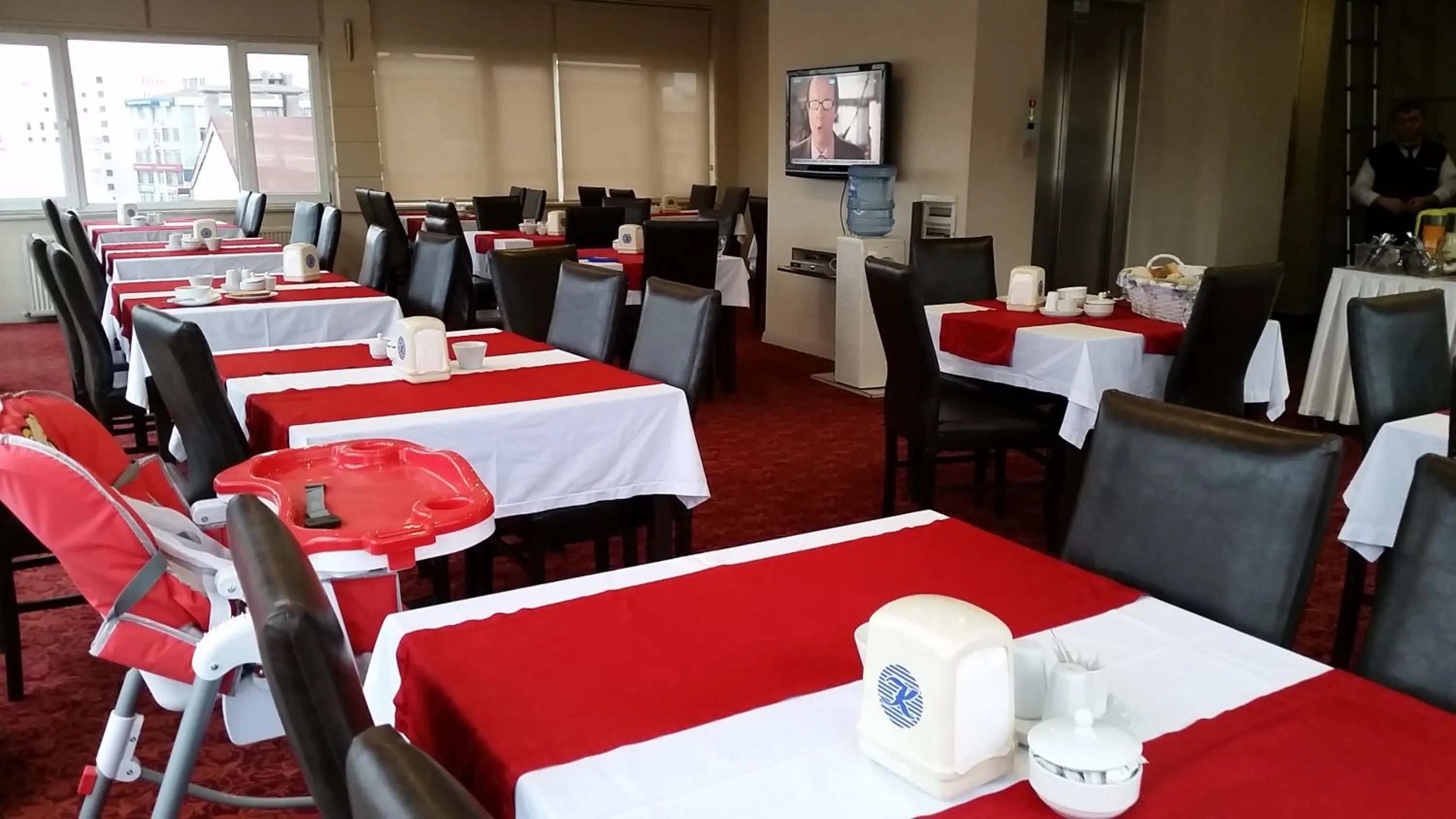 Restaurant/places to eat in Kent Hotel