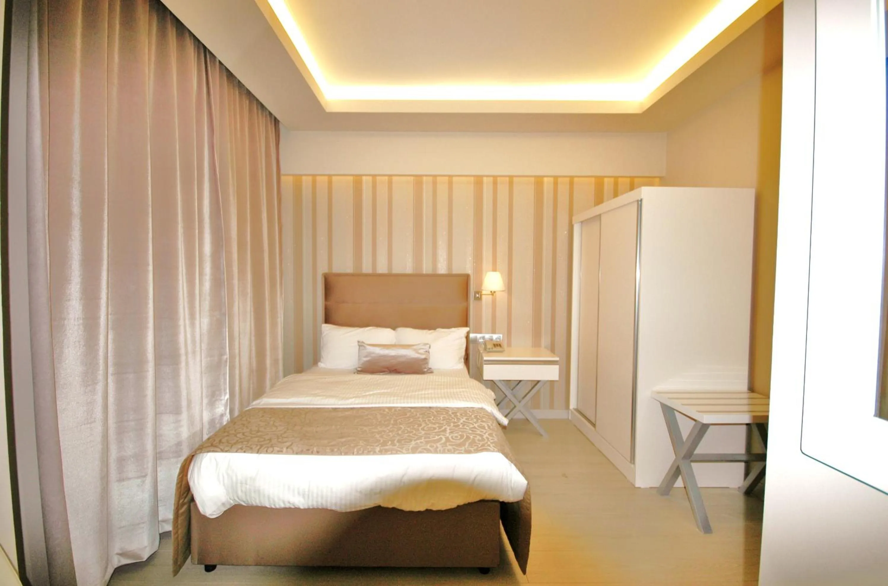 Photo of the whole room, Bed in Kent Hotel