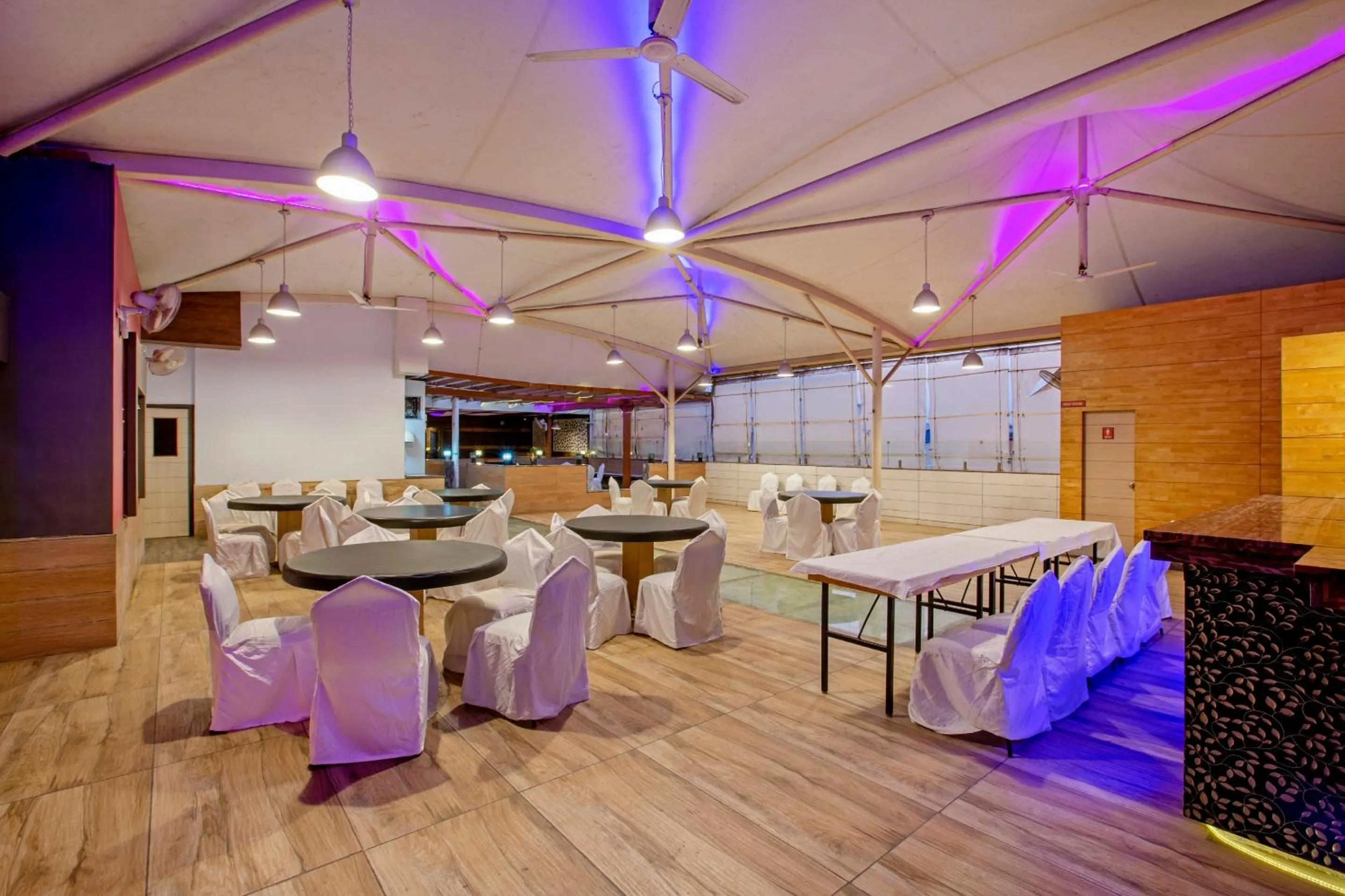 Restaurant/places to eat in Townhouse Oak JVH Hotel Bangalore