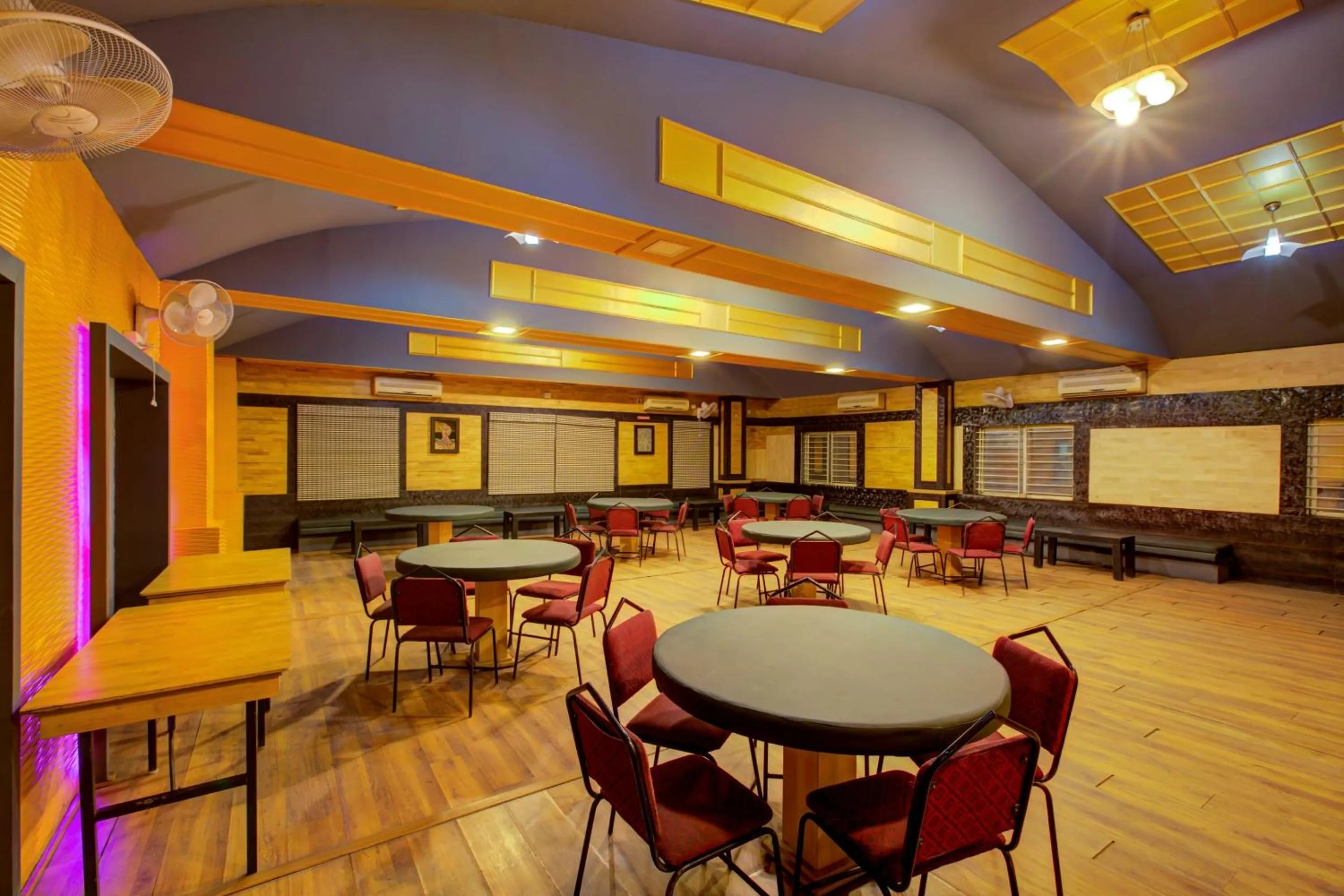 Restaurant/places to eat in Townhouse Oak JVH Hotel Bangalore