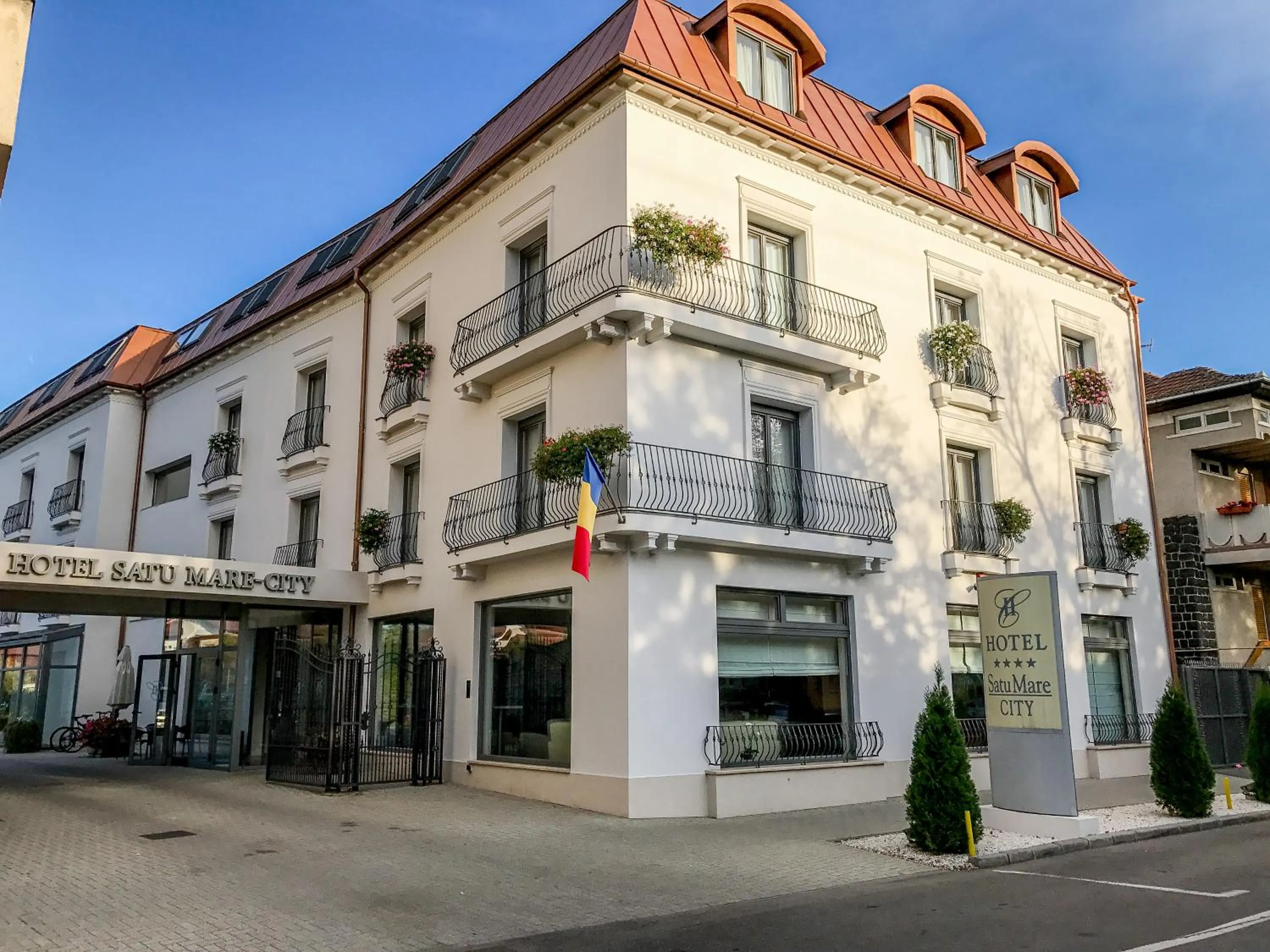 Facade/entrance in Hotel Satu Mare City