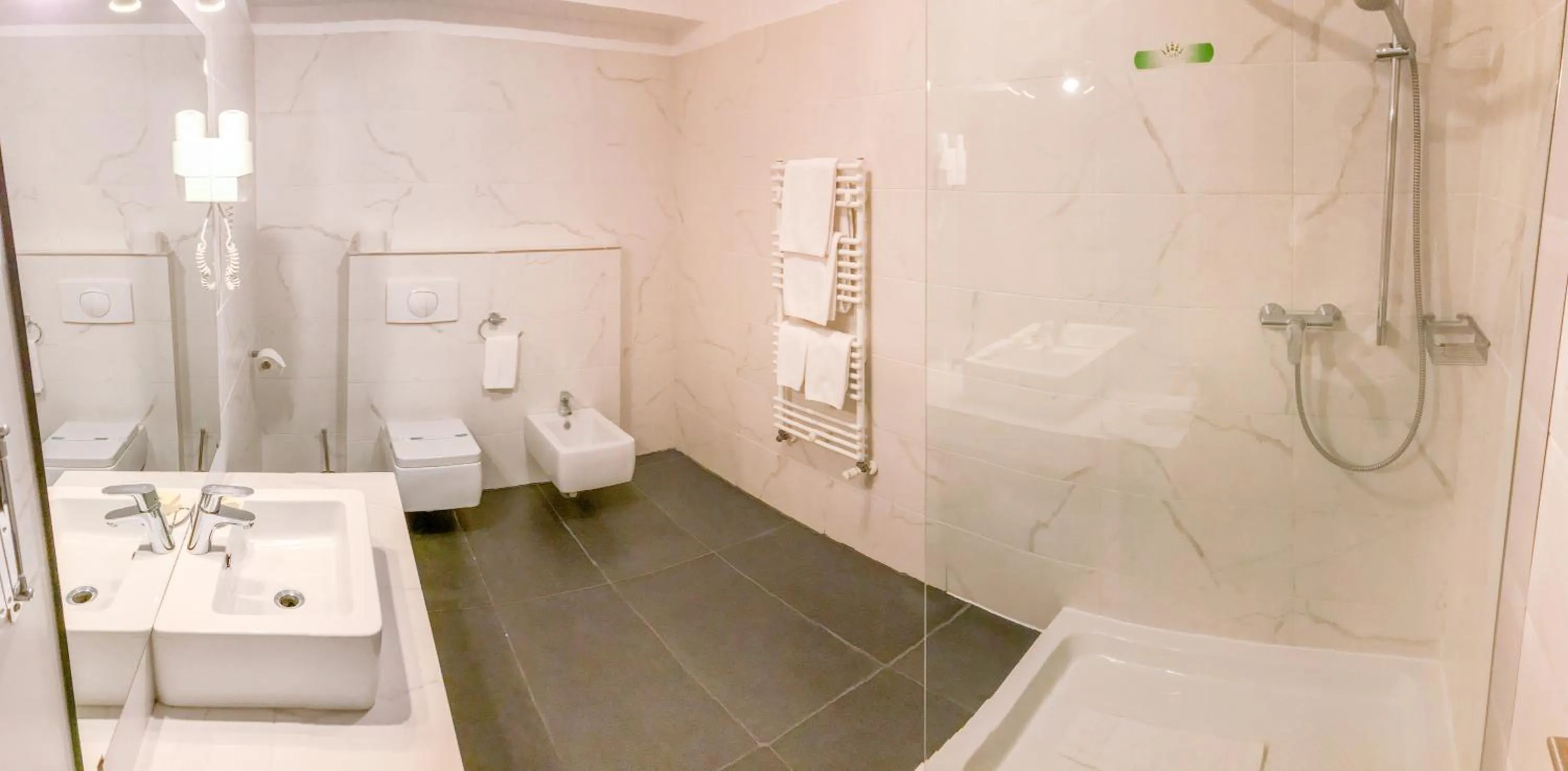 Bathroom in Hotel Satu Mare City