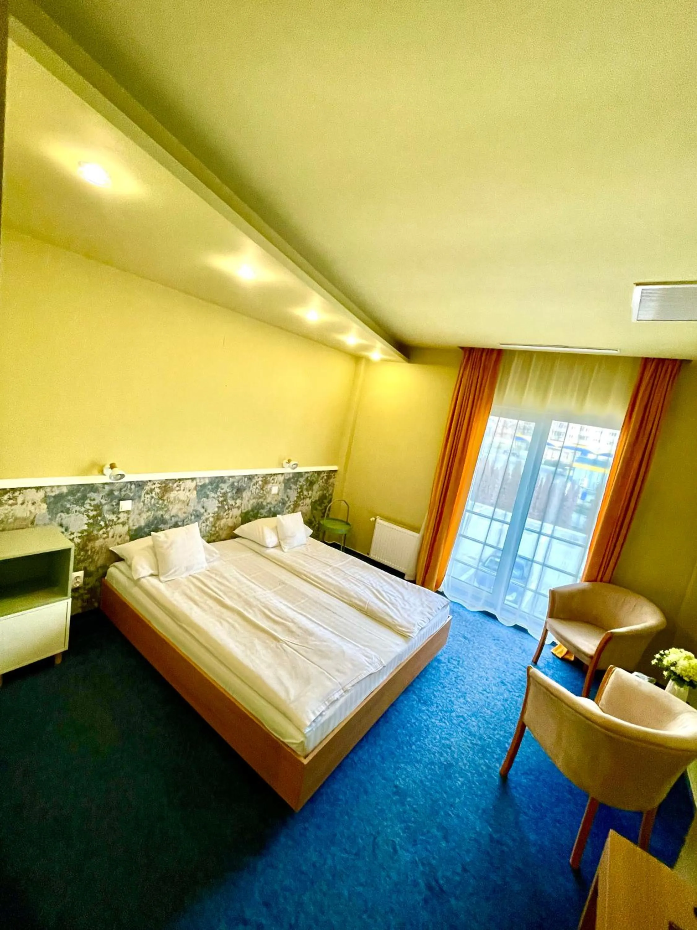 Photo of the whole room, Bed in Hotel Torontal