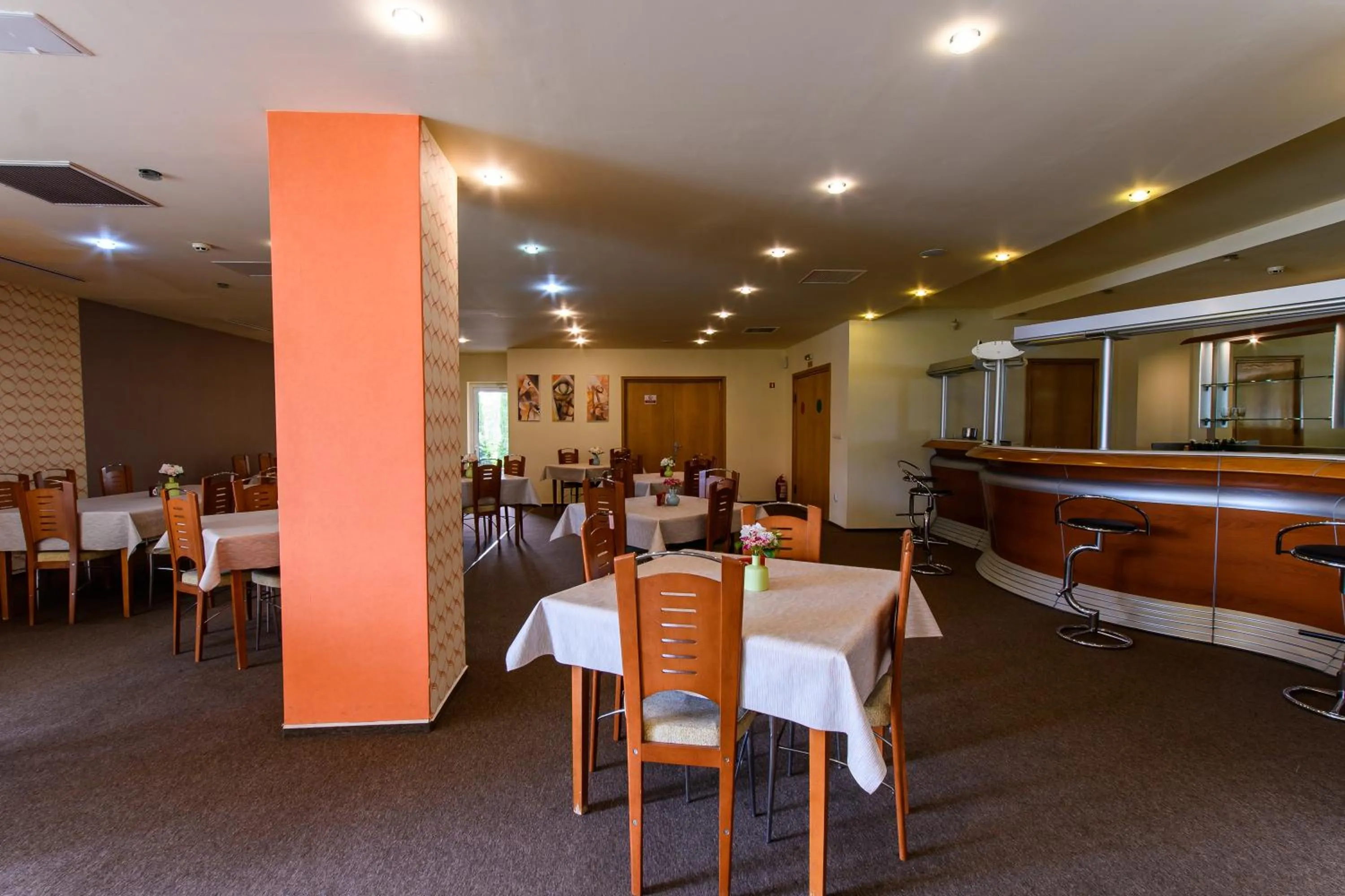 Restaurant/places to eat in Hotel Torontal