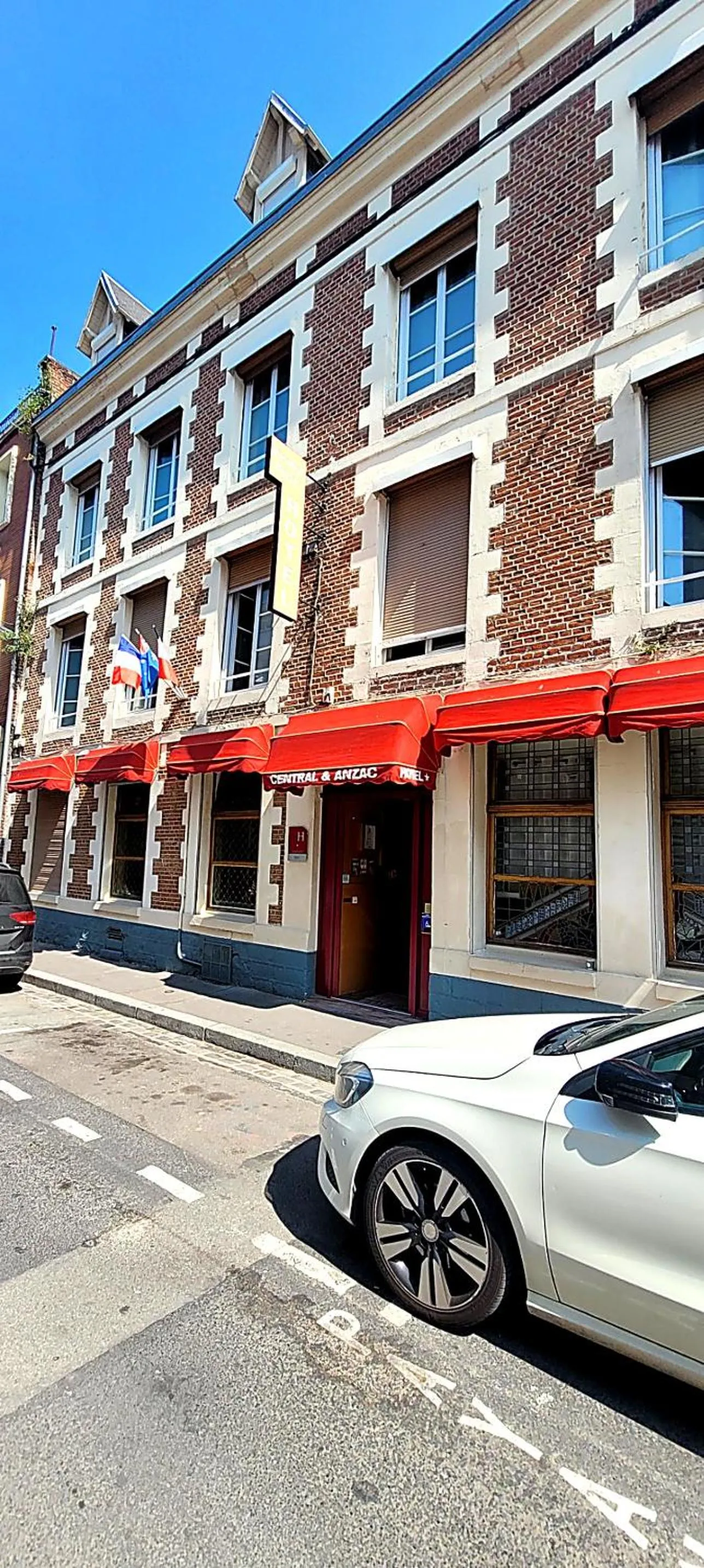 Facade/entrance in Hotel Central Anzac