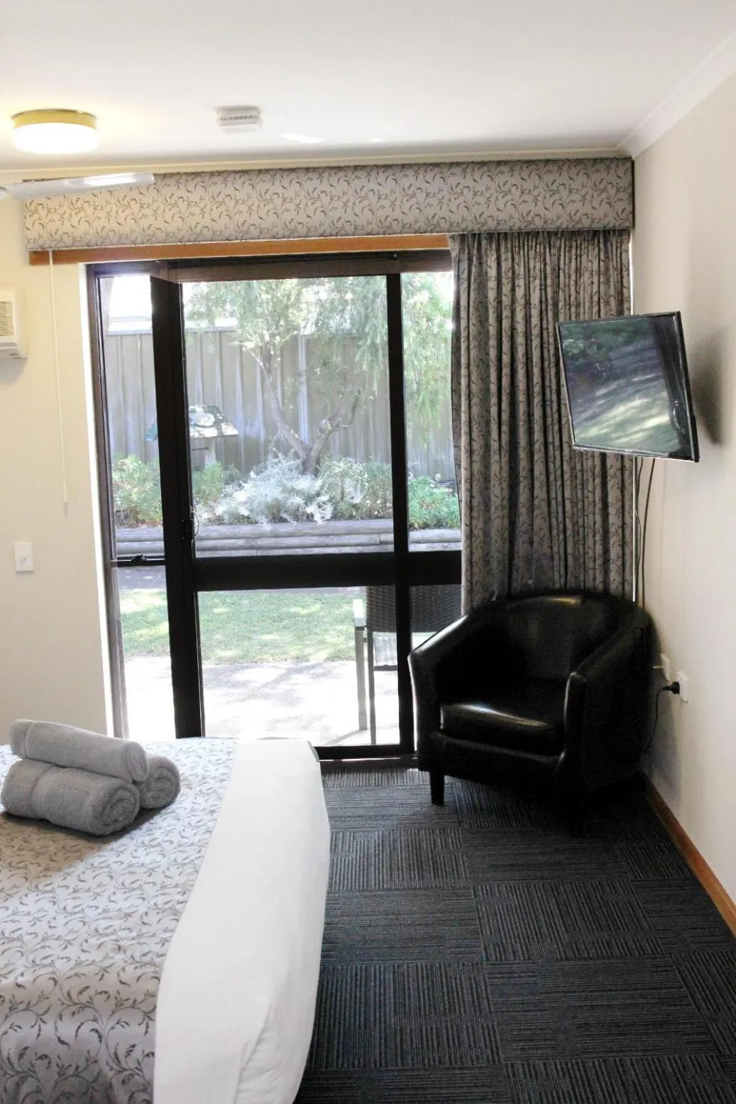 Seating area, Bed in Henry's Quirindi