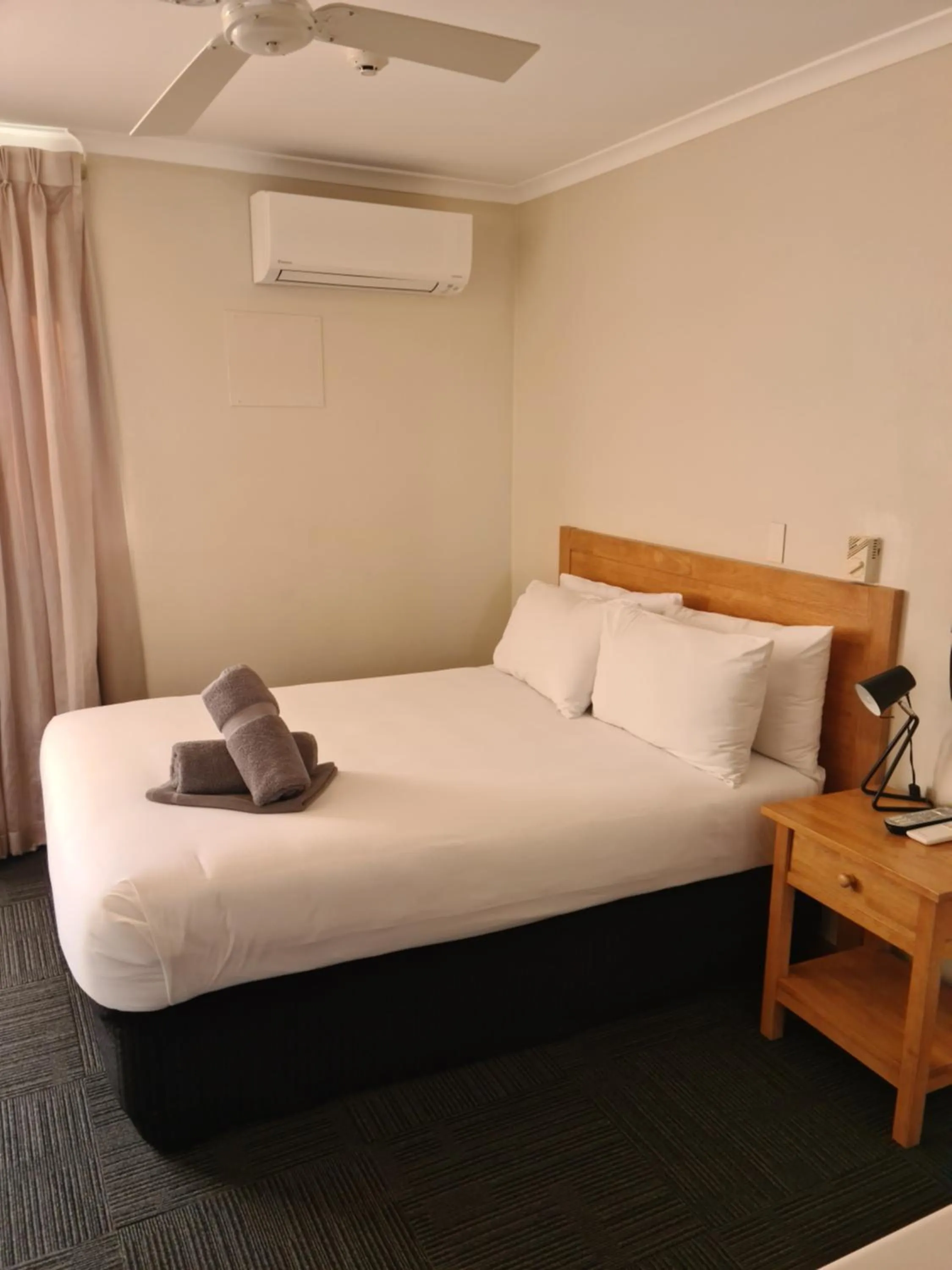 Bedroom, Bed in Henry's Quirindi