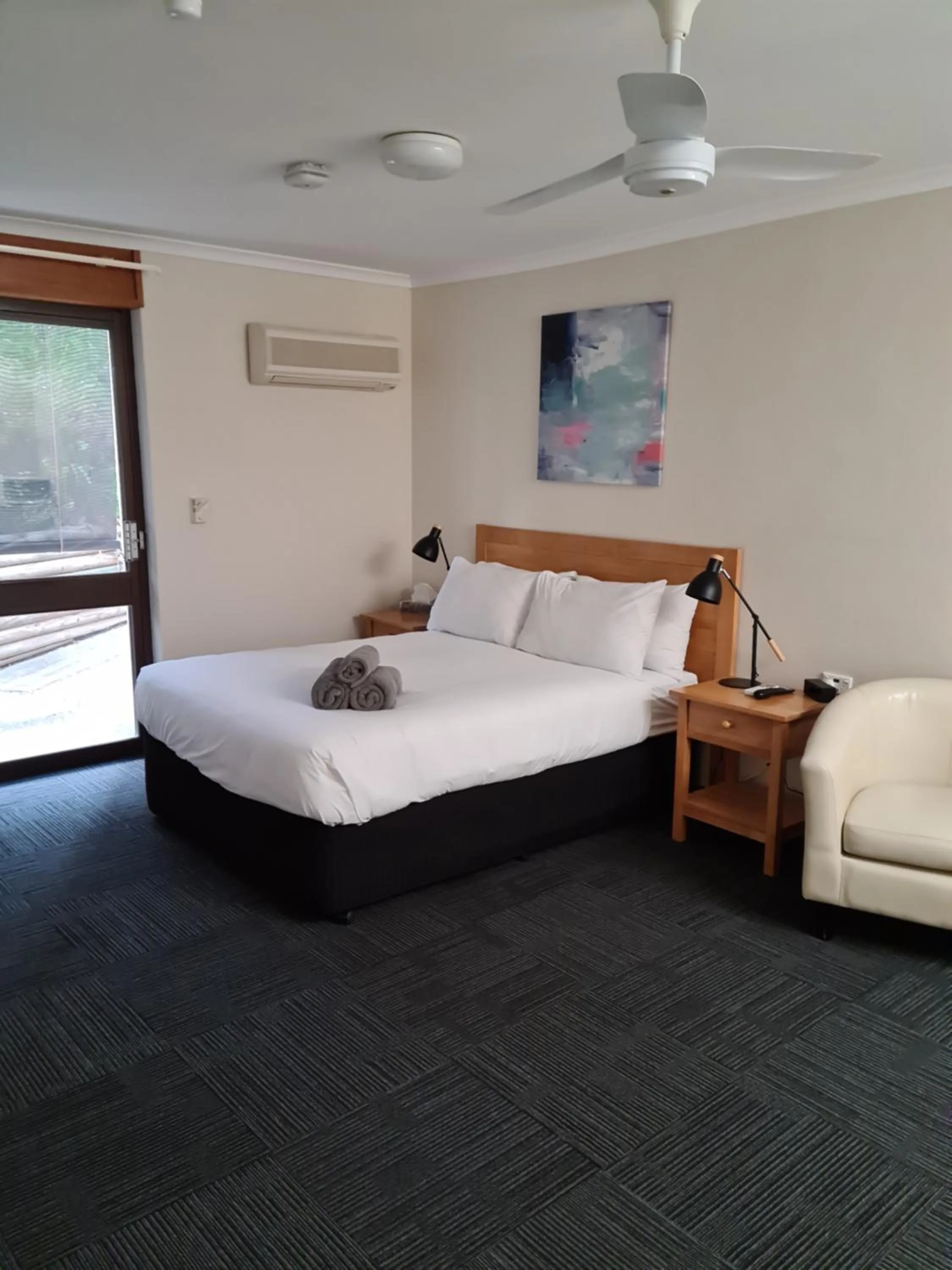 Bedroom, Bed in Henry's Quirindi