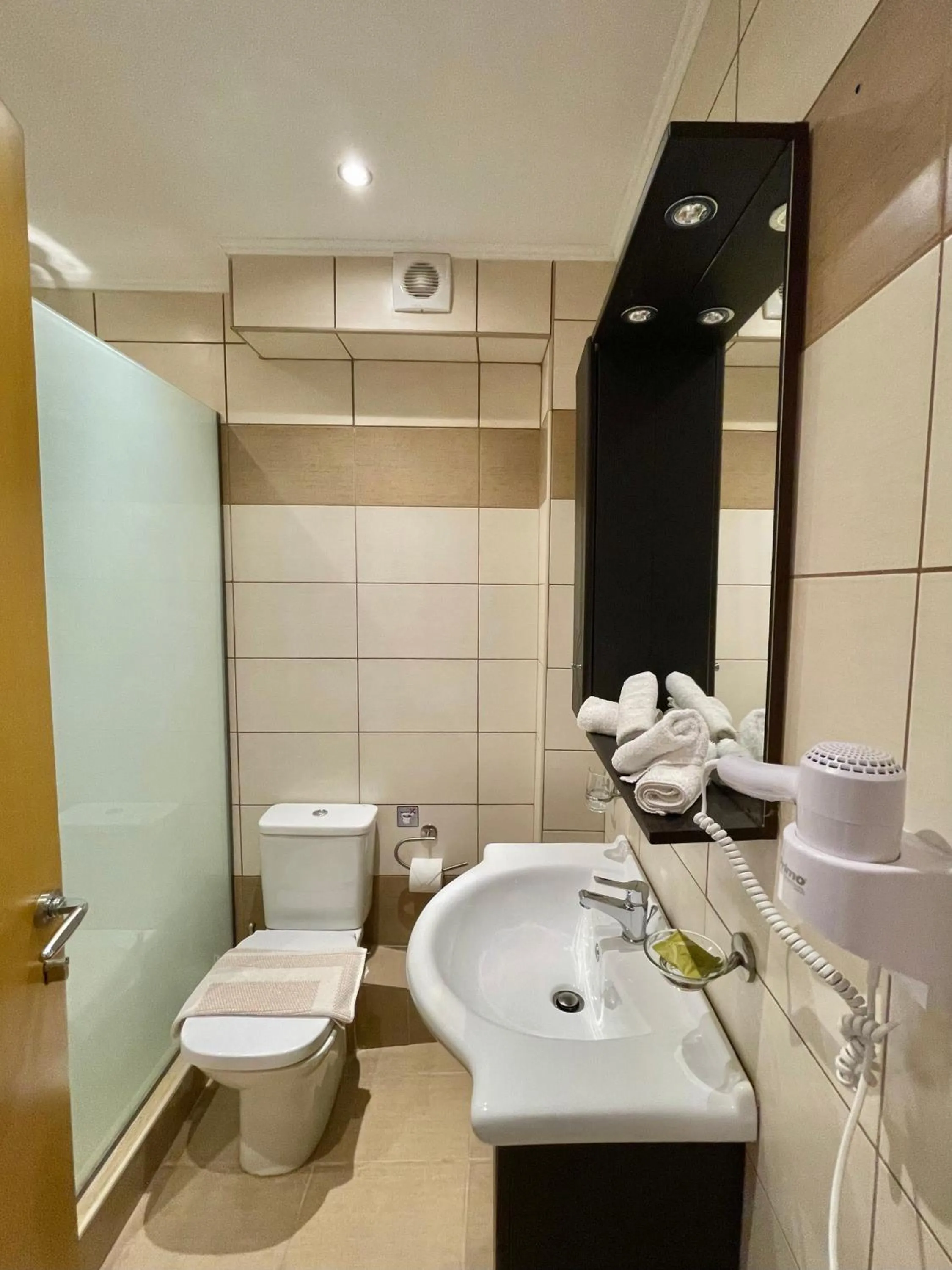 Bathroom in Koumaros Aparthotel