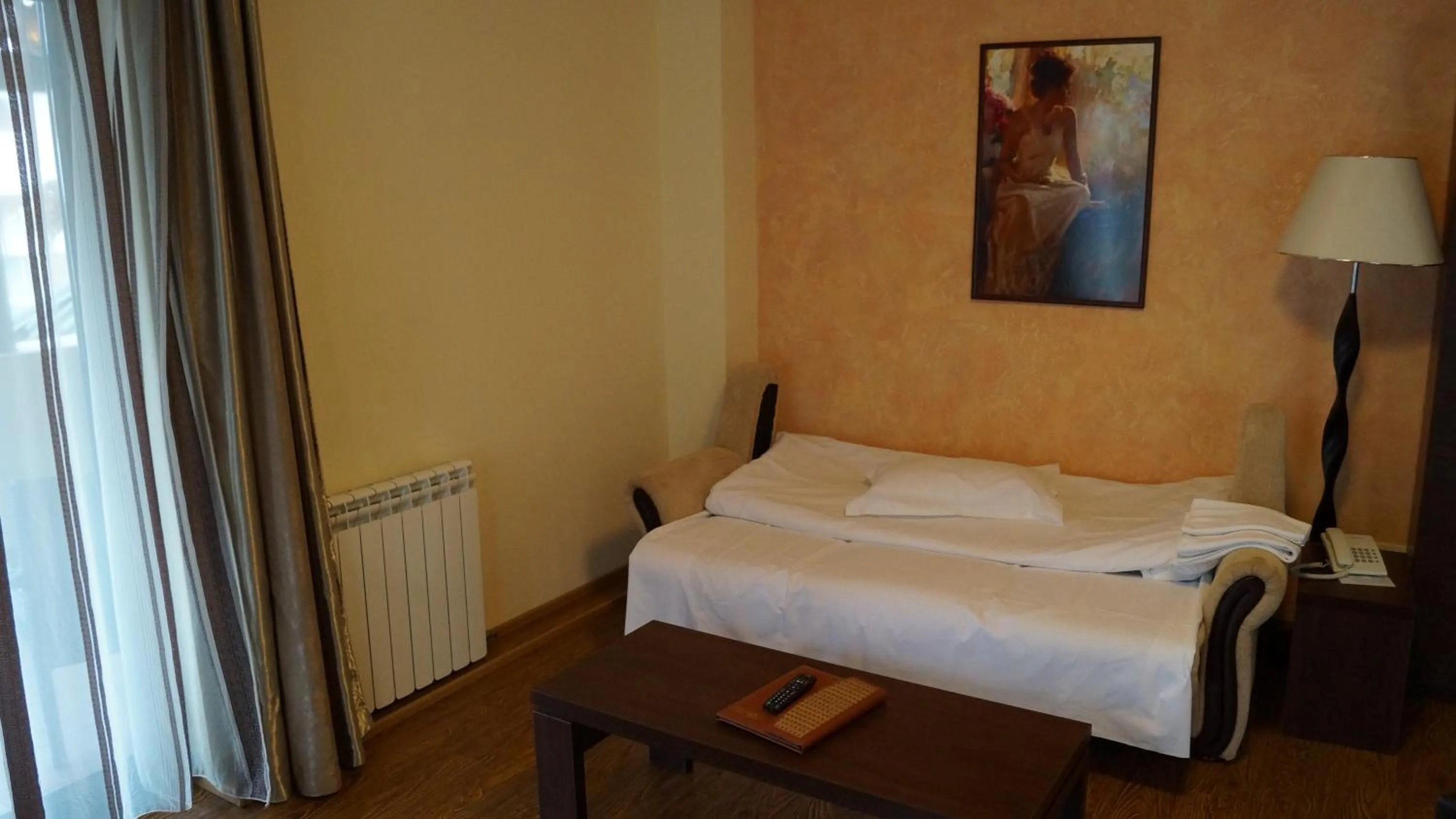 Living room, Bed in Hotel Bucegi