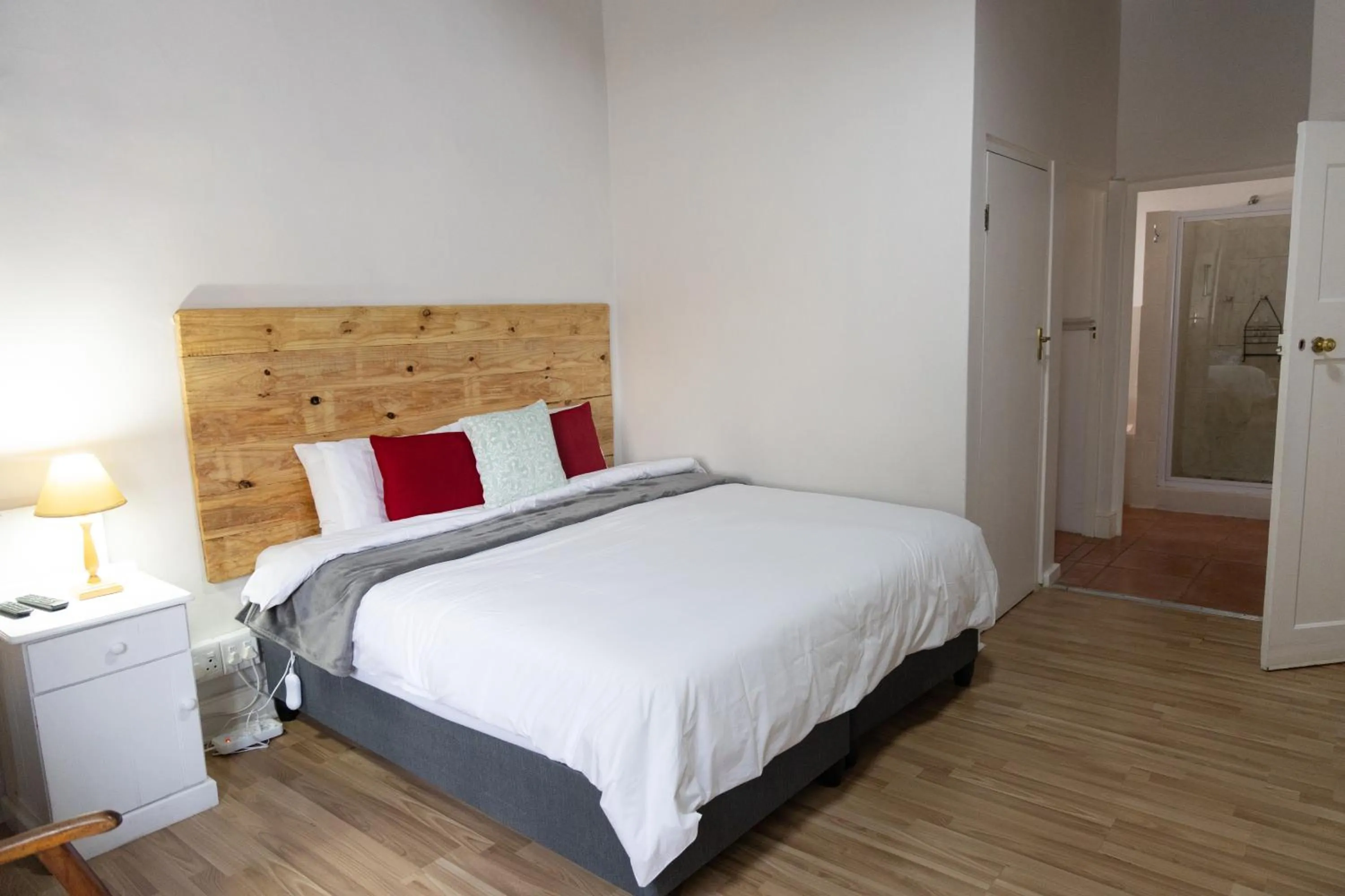 Photo of the whole room, Bed in Koo Karoo Guest Lodge and Self Catering