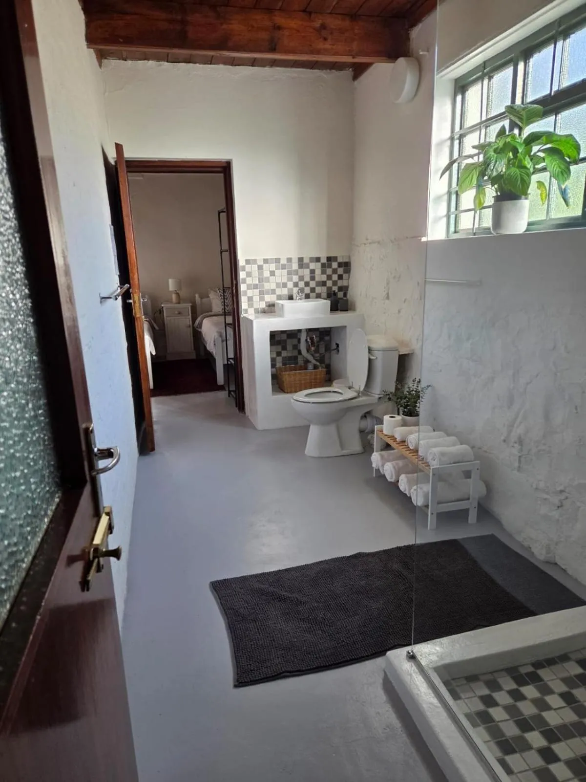 Bathroom, Bed in Koo Karoo Guest Lodge and Self Catering