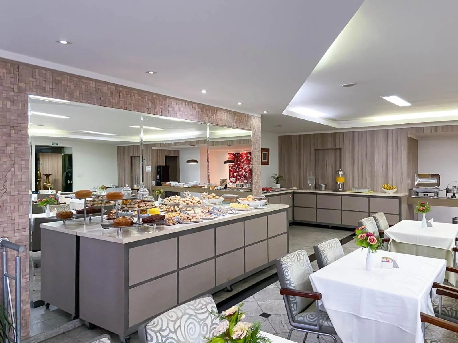 Buffet breakfast in Umuarama Plaza Hotel by Castelo Itaipava