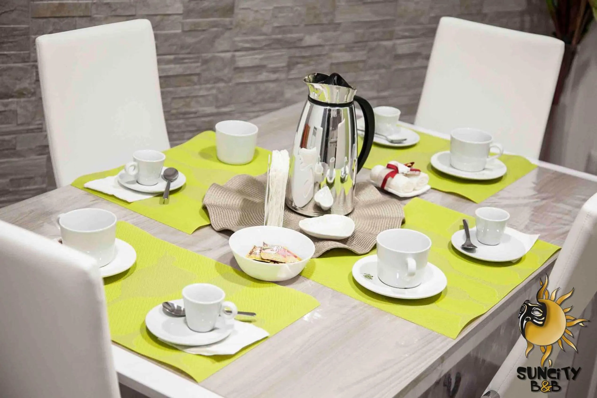 Communal kitchen in Suncity B&B