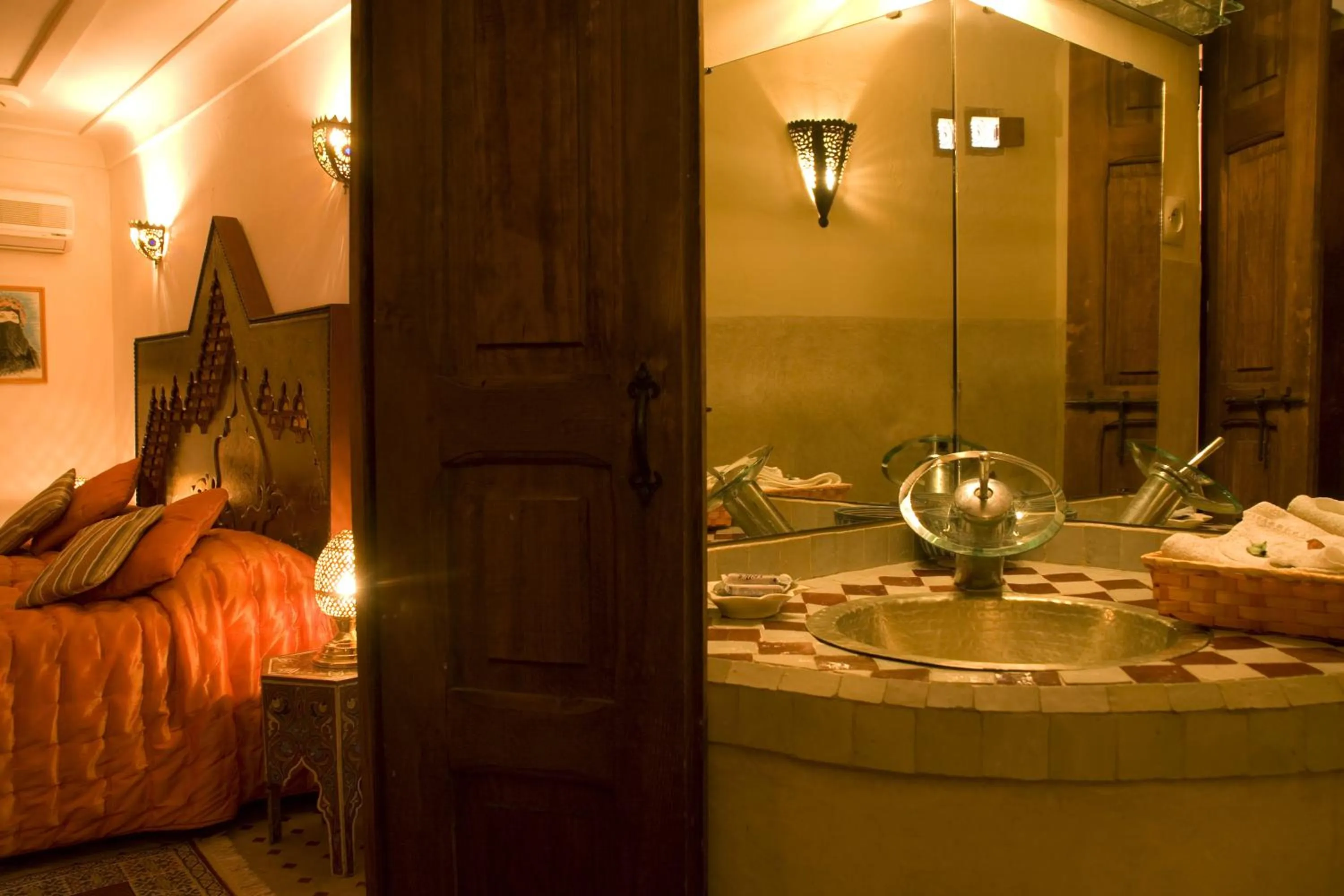 Bathroom, Bed in Riad Dar Skalli & SPA