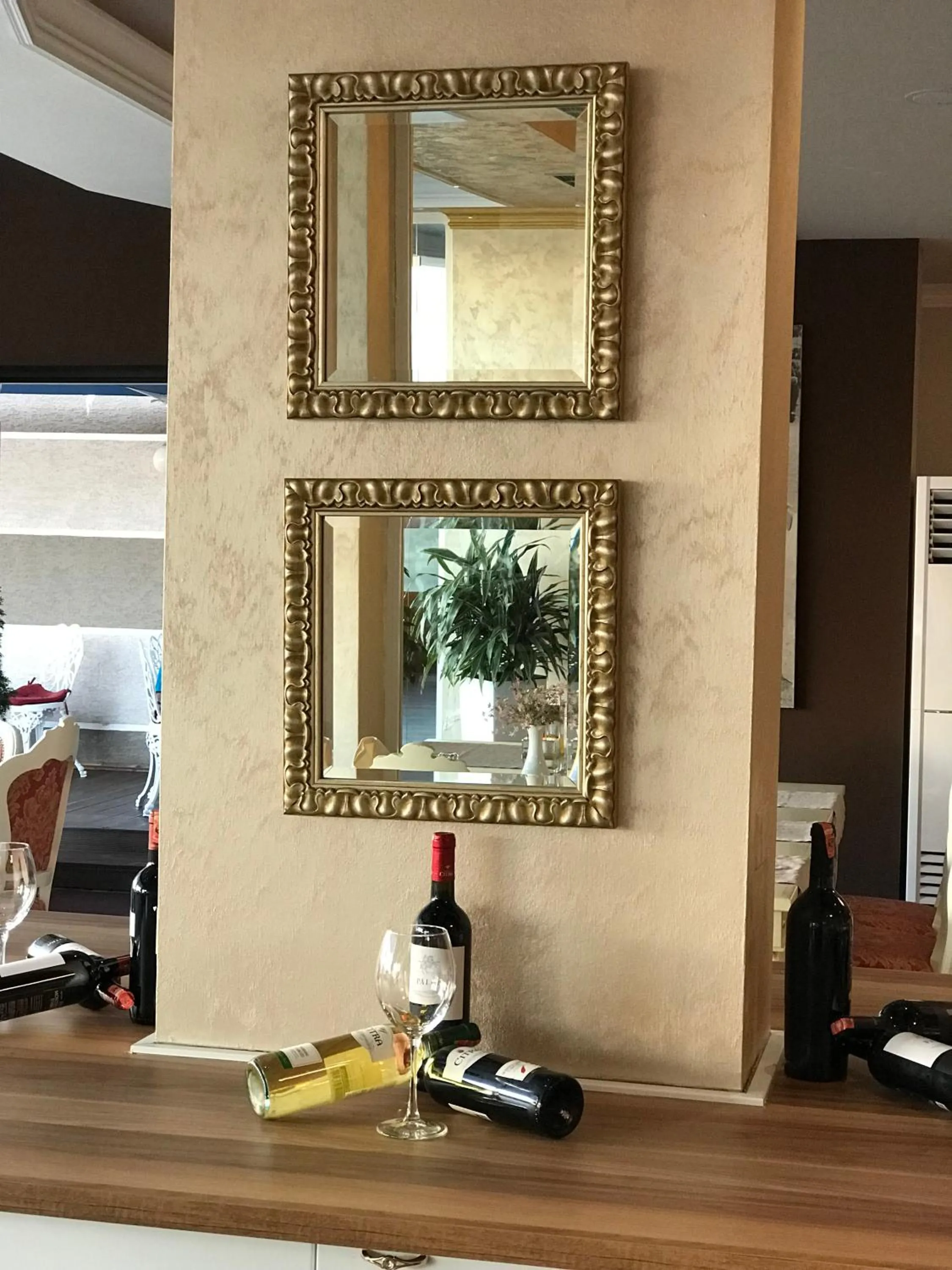 Restaurant/places to eat in Hotel Deluxe