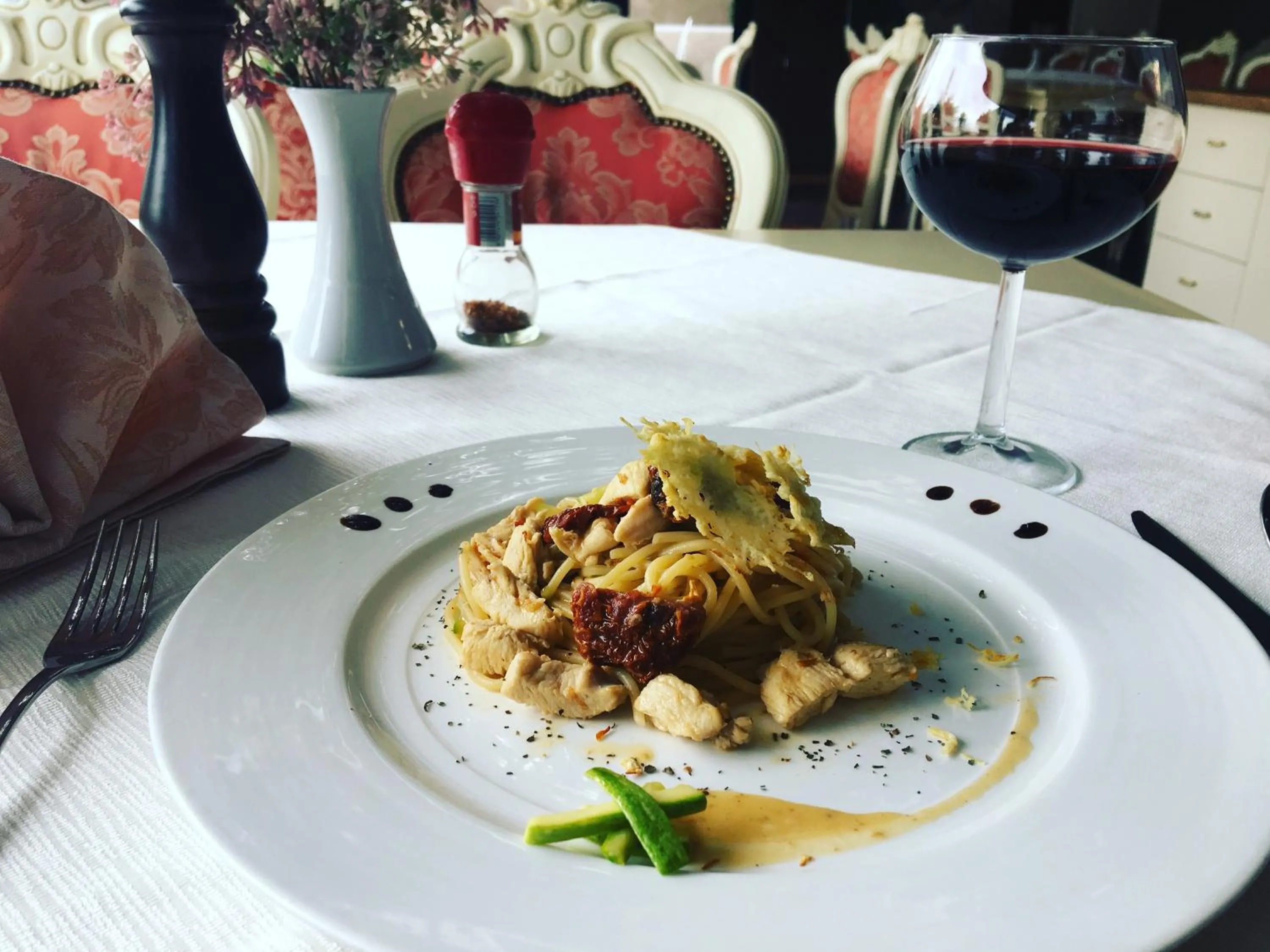 Food and drinks in Hotel Deluxe