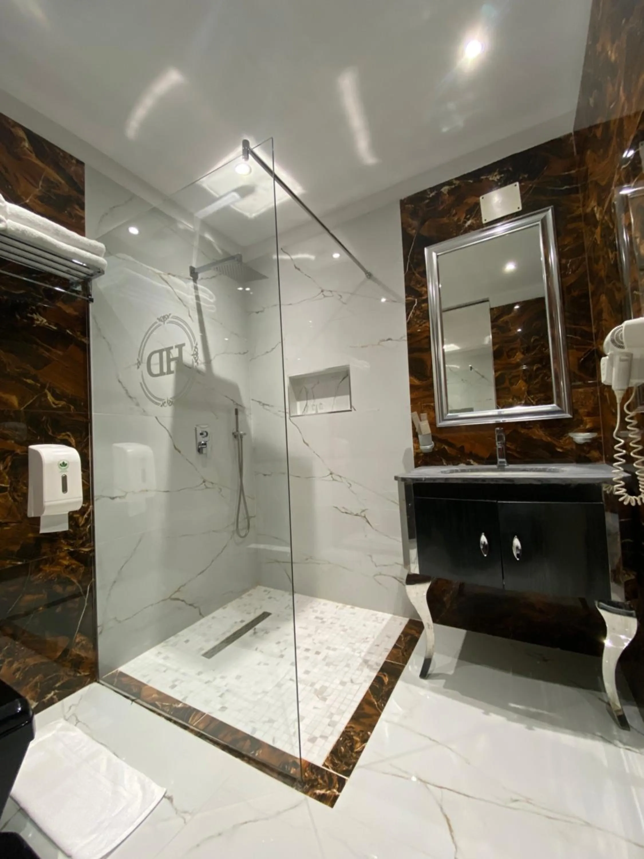 Shower in Hotel Deluxe